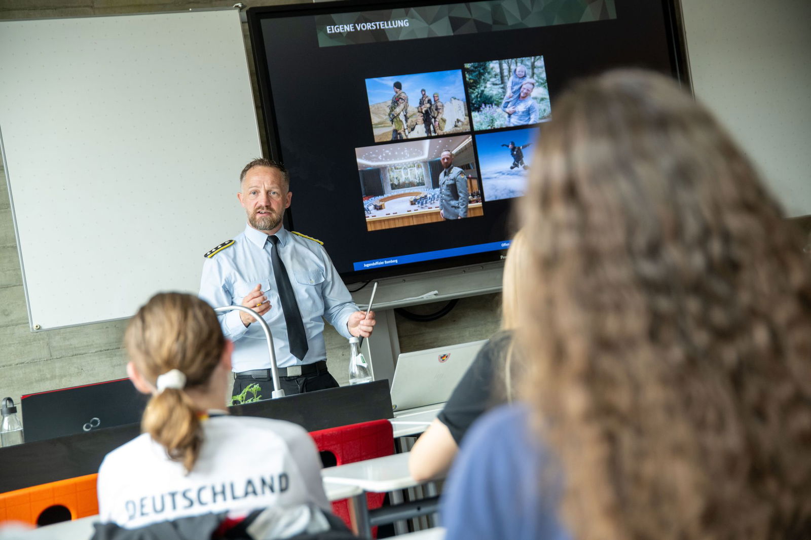 Kritiker fürchten, dass Bundeswehrsoldaten in Schulen Werbung für das Militär machen (Archivbild).