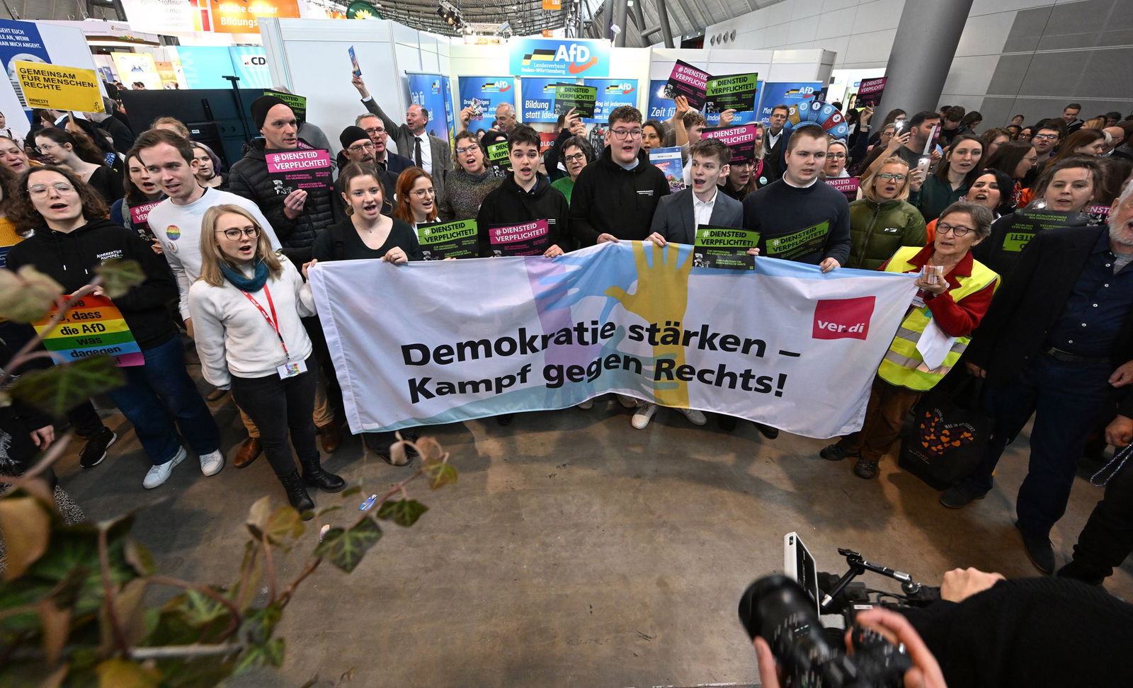 Mit Gesang, Transparenten und Parolen haben Demonstranten gegen den Stand der AfD auf der Bildungsmesse Didacta in Stuttgart demonstriert.