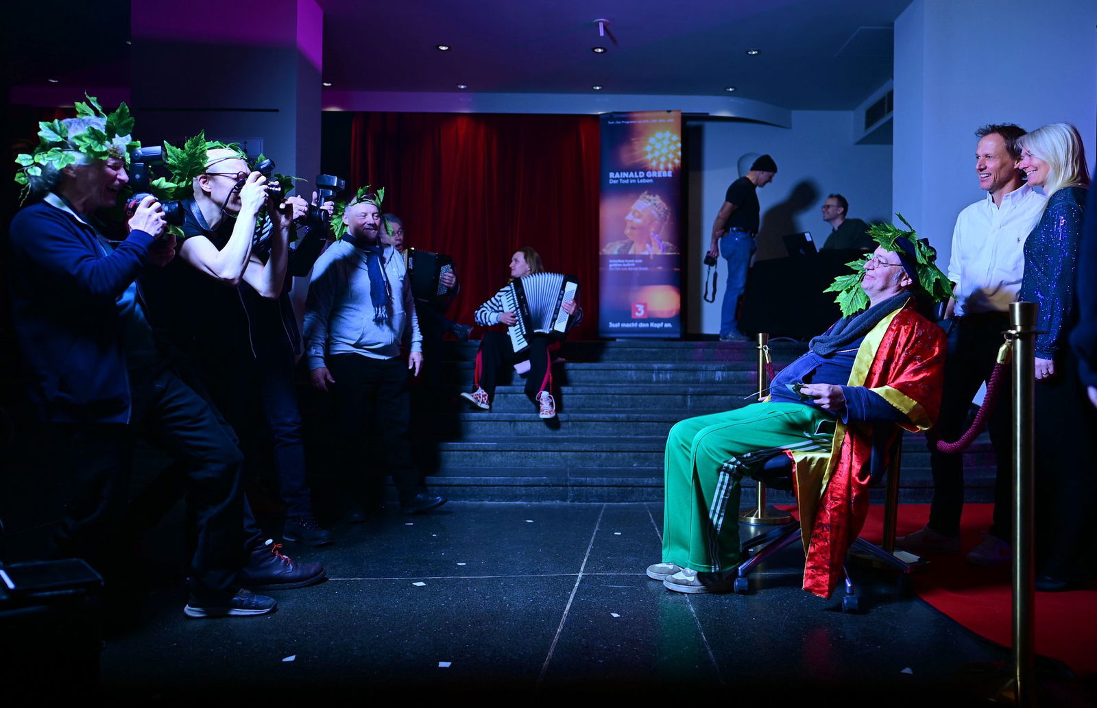 Eine Doku widmet sich dem Leben von Rainald Grebe nach dessen schwerer Erkrankung. Das Foto entstand bei einer Preview von ««Rainald Grebe: Der Tod im Leben» in Berlin am 12. Februar. Regisseurin Bärbel Bielek (rechts) und Koproduzent Jan-Marc Ramm (2. v…