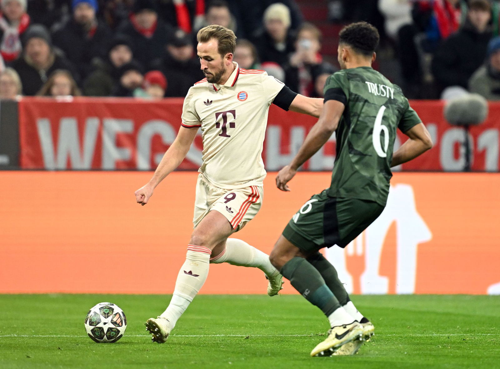 Erst ein Lattenschuss, dann zur Pause verletzt raus: Harry Kane (l).