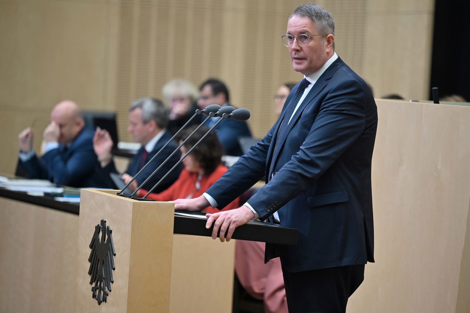 Häusliche Gewalt und Gewalt gegen Frauen gebe es in allen gesellschaftlichen Schichten, sagt der Ministerpräsident. 