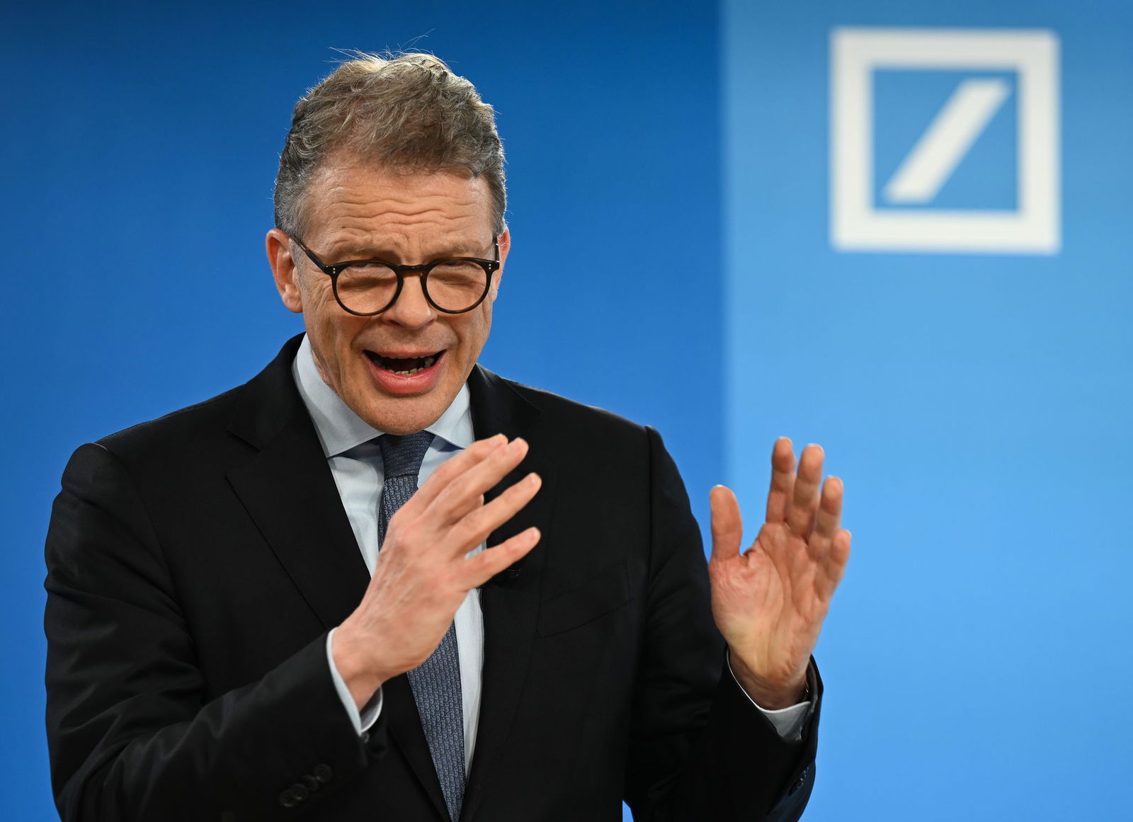 Deutsche-Bank-Chef Christian Sewing fordert mit den Vorstandschefs von Siemens und Mercedes-Benz eine Wende in der Wirtschaftspolitik (Archivbild)