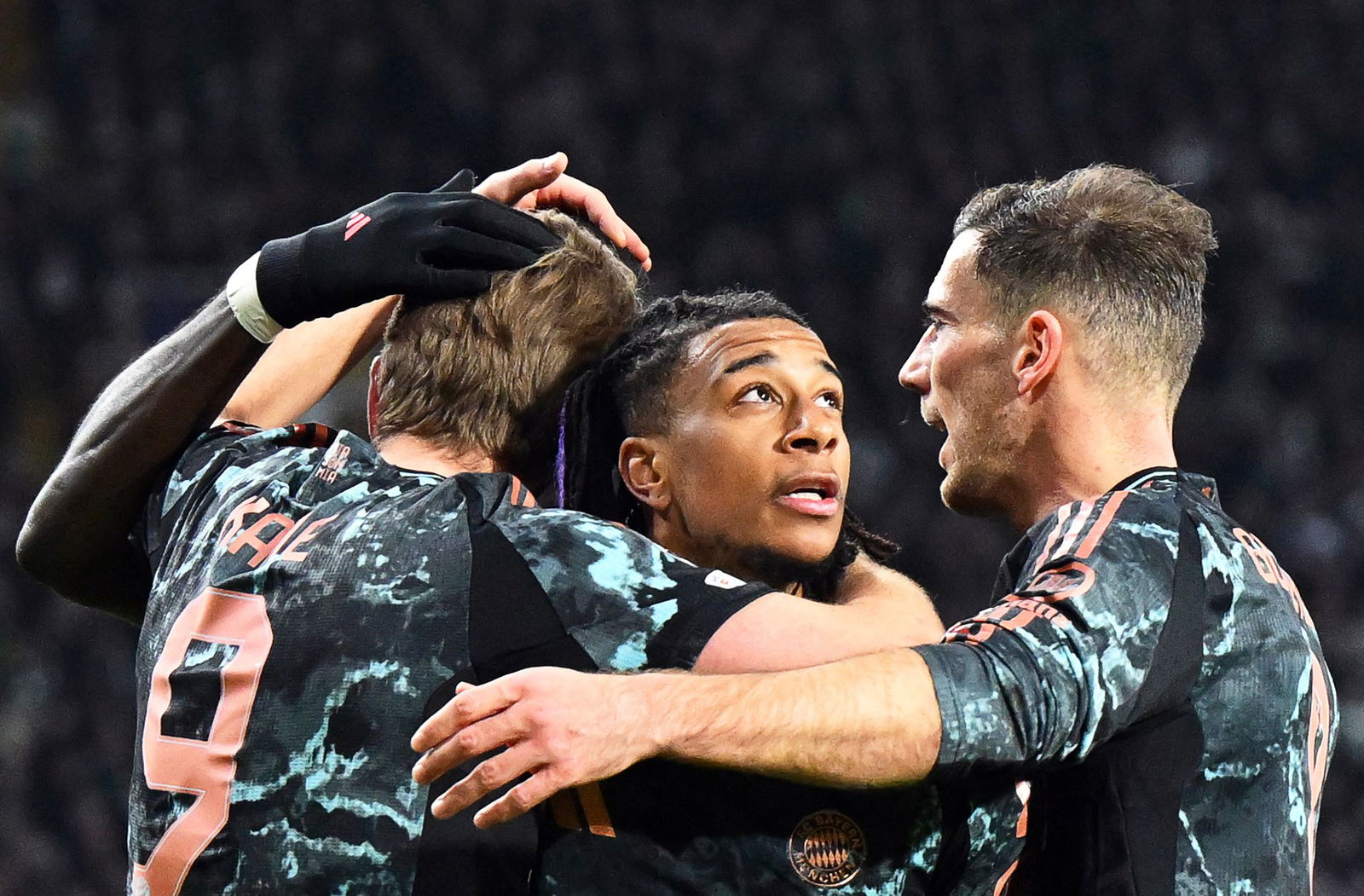 Umjubelter Bayern-Torschütze: Michael Olise (M). 