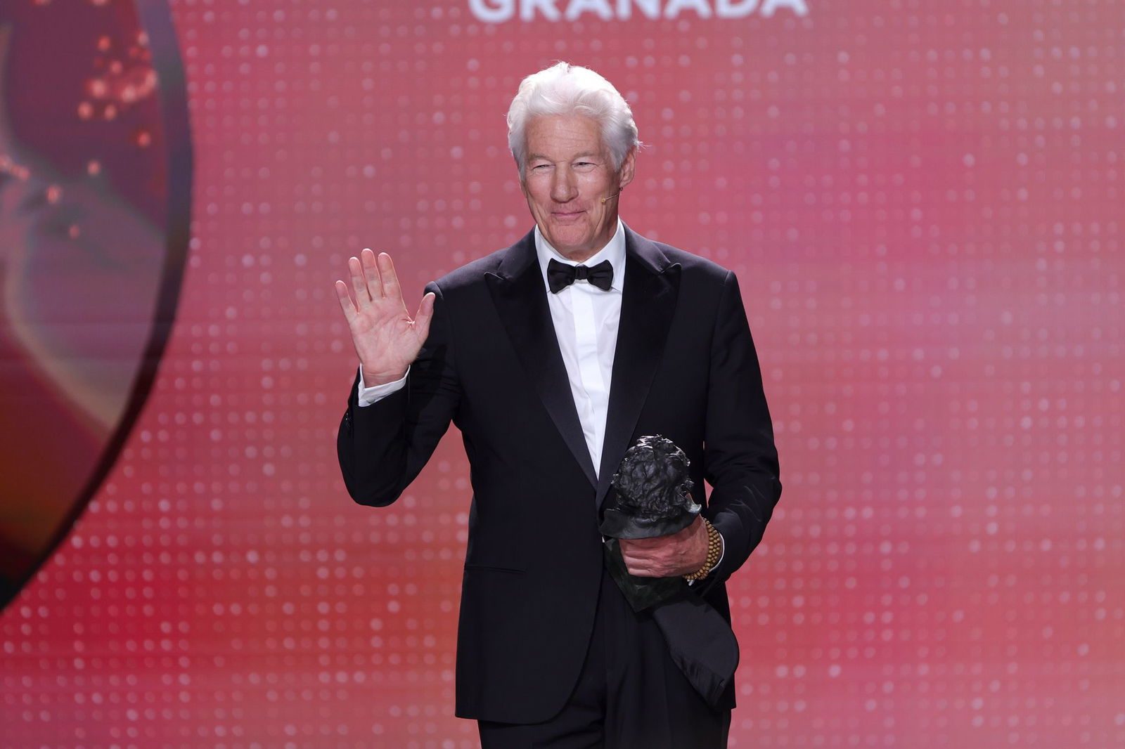 Richard Gere wurde in Granada für sein Lebenswerk ausgezeichnet und holte dabei gegen Donald Trump aus.