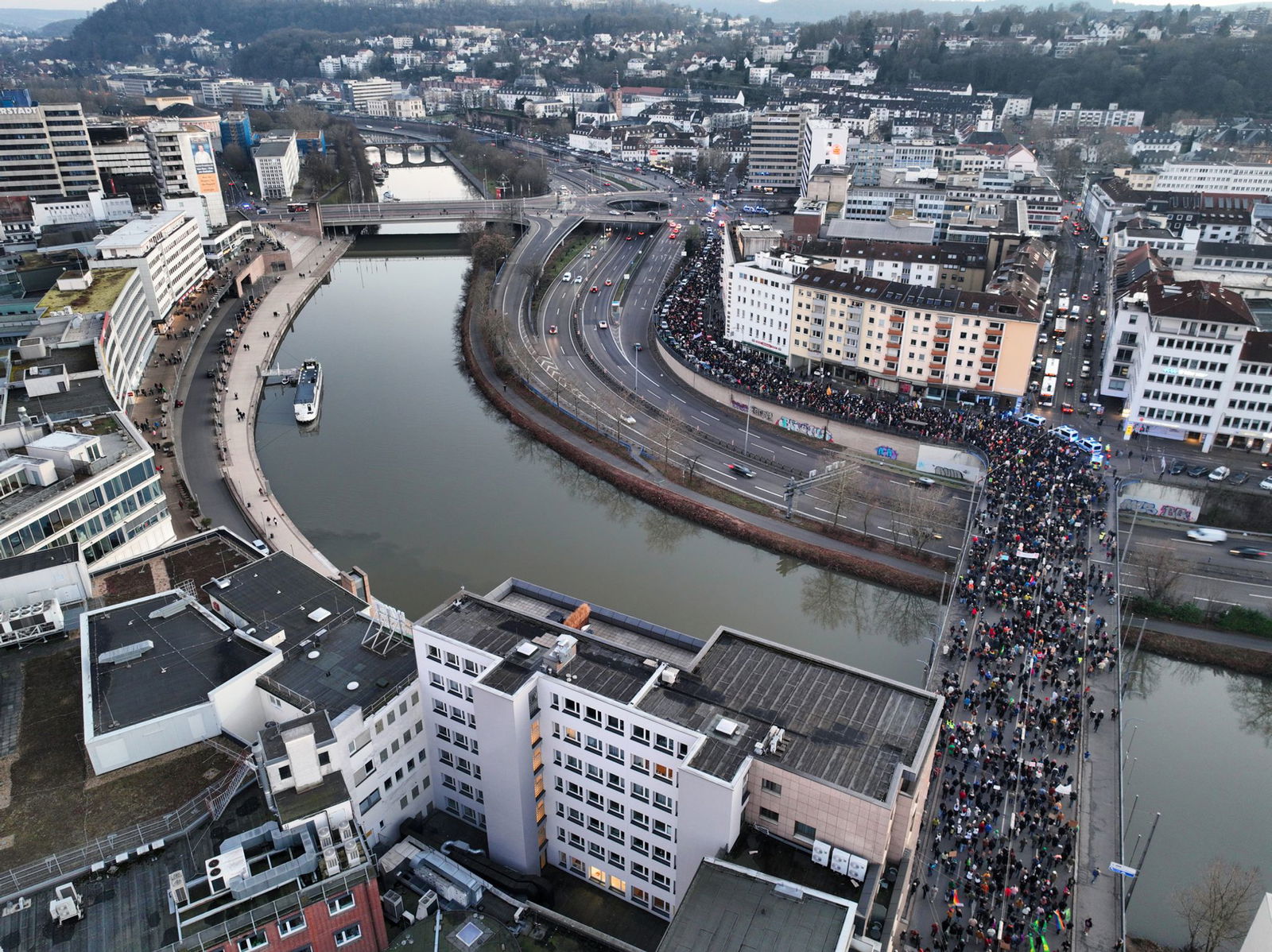 Der Bundestag hatte am Mittwoch mit Unterstützung der AfD einem Antrag der Union zugestimmt, der Zurückweisungen von Asylsuchenden an den deutschen Grenzen vorsieht. 