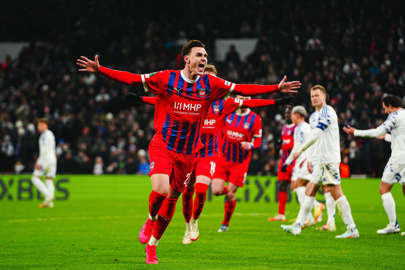 Heidenheims Thomas Keller bejubelt das Tor zum 1:1.