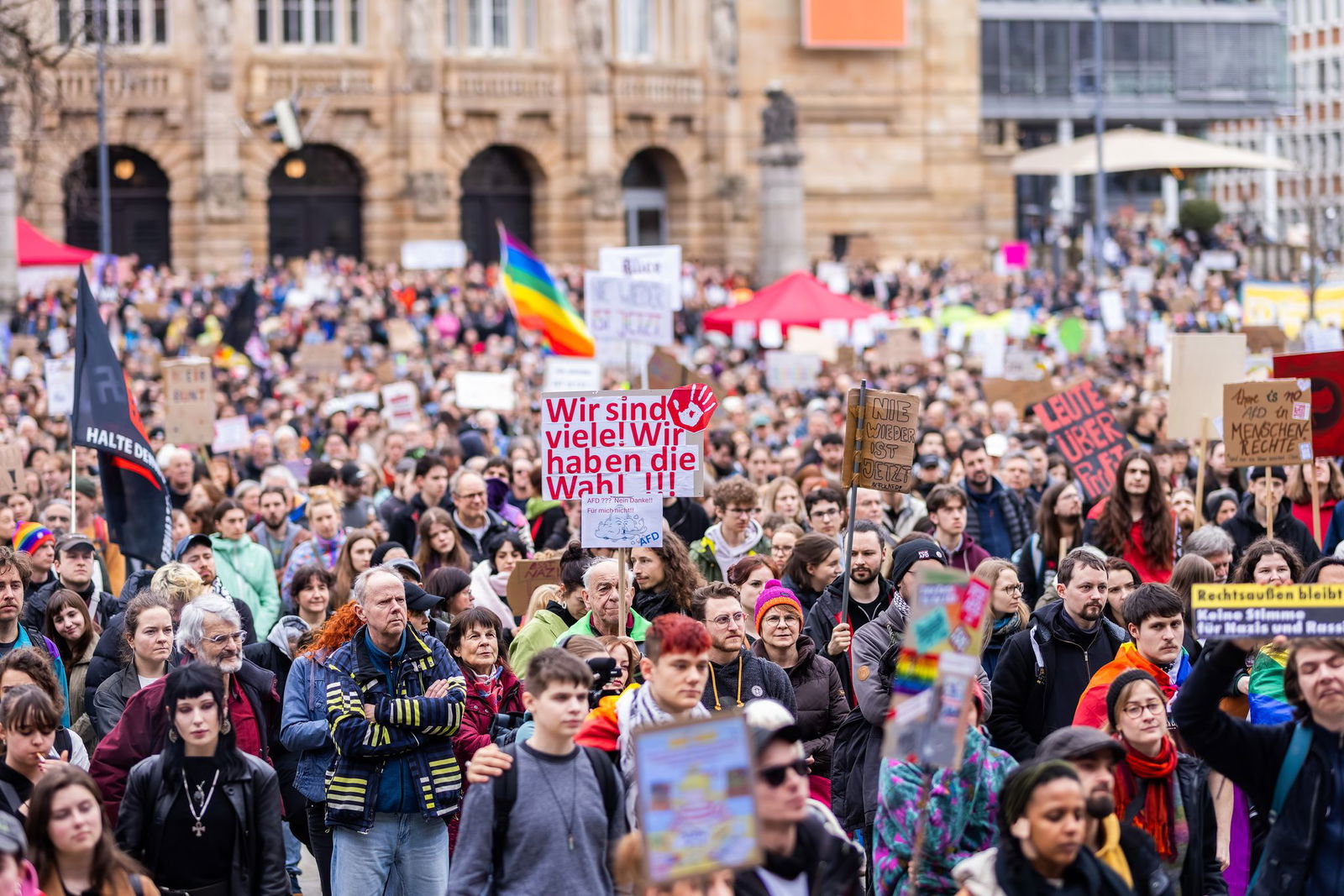 Mit Schildern und Plakaten demonstrieren die Menschen in Freiburg gegen Rechtsextremismus.
