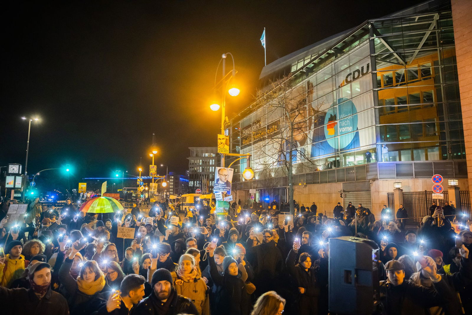 In mehreren Städten demonstrierten Tausende gegen eine Bundestagsabstimmung der Union mit der AfD. (Archivbild)