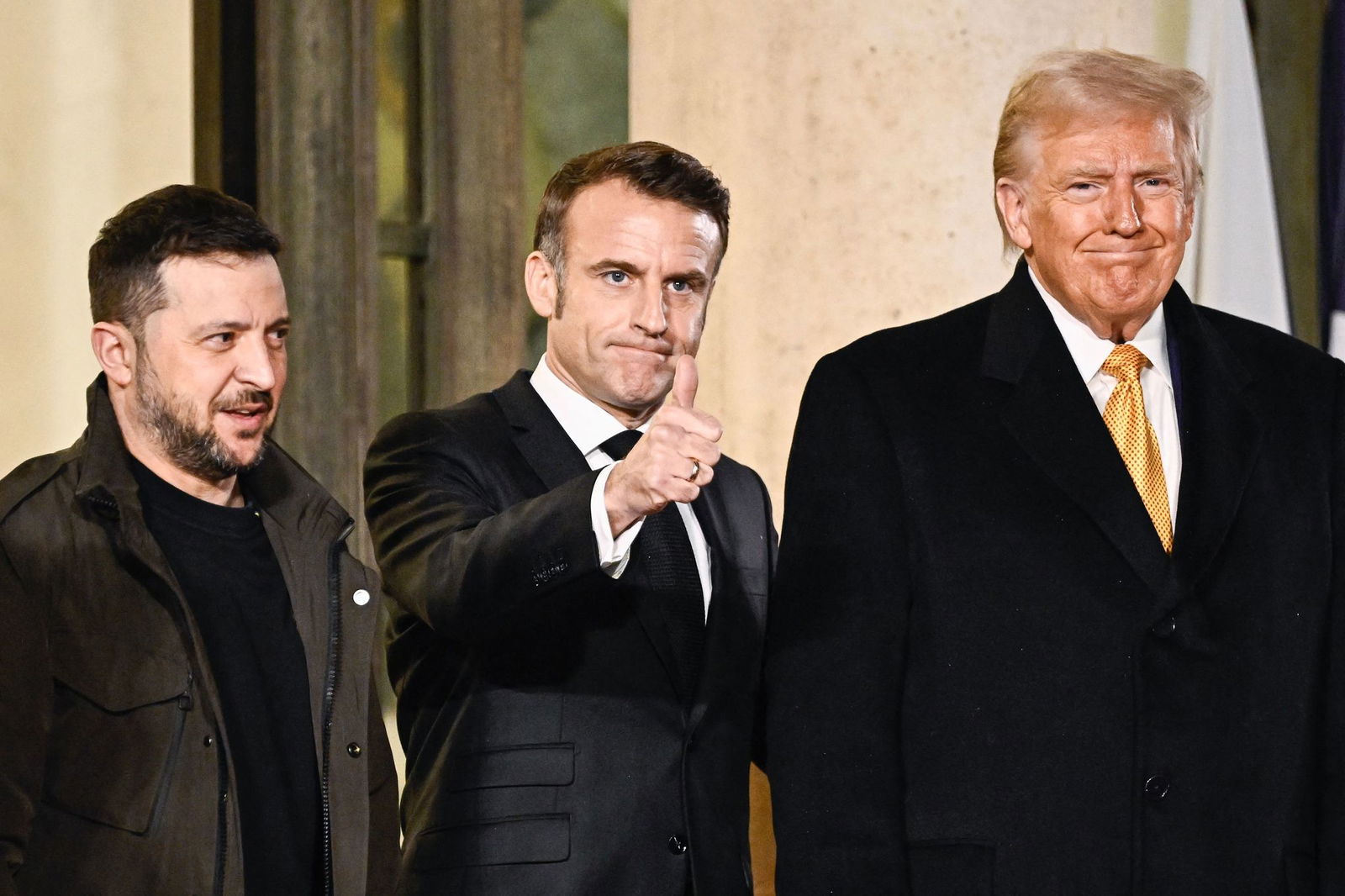 Ziehen in Sachen Ukraine-Politik nicht an einem Strang: der ukrainische Präsident Selenskyj (l.), Frankreichs Staatschef Macron und US-Präsident Trump. (Archivbild)