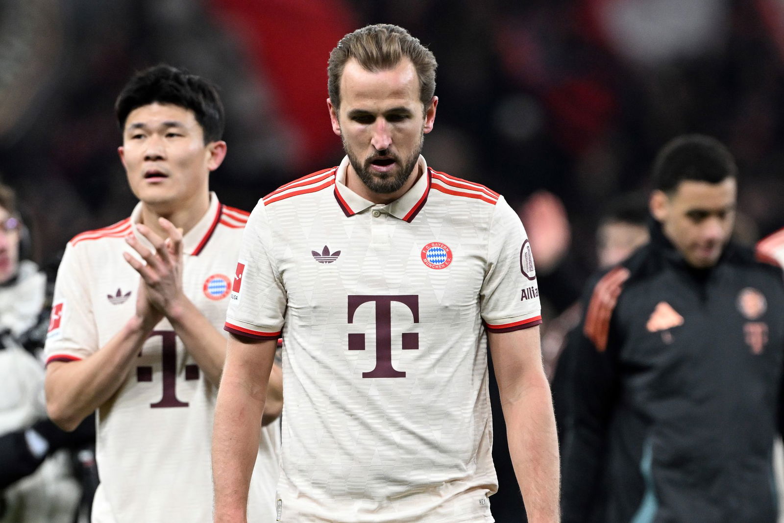 Gesenkte Köpfe trotz Punktgewinns in Leverkusen: Die Leistung der Bayern war wenig meisterlich.