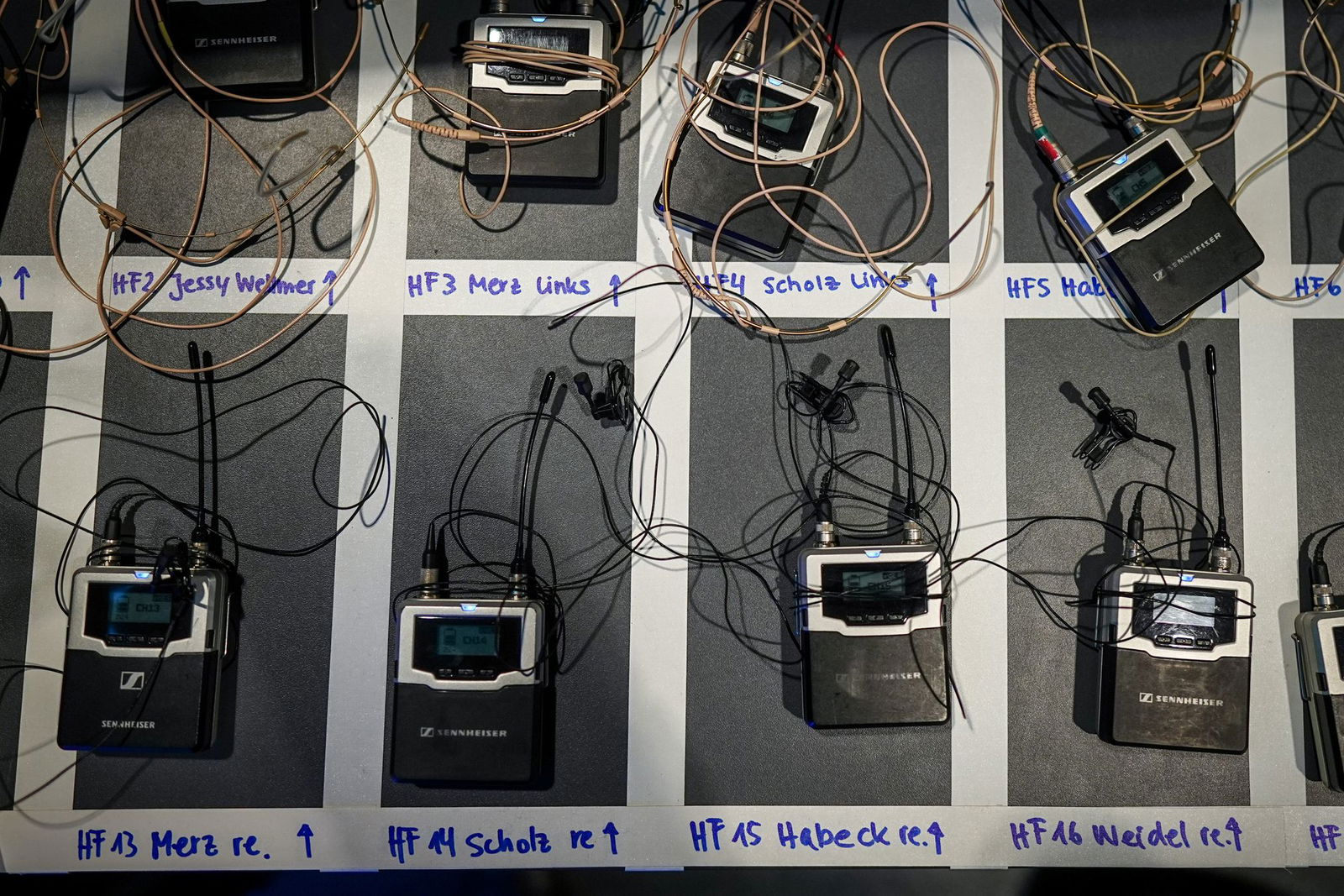 Gleich werden die Gäste verkabelt. Vor Beginn der ARD-Sendung liegen die Mikrofone der Kanzlerkandidaten auf einem Tisch.