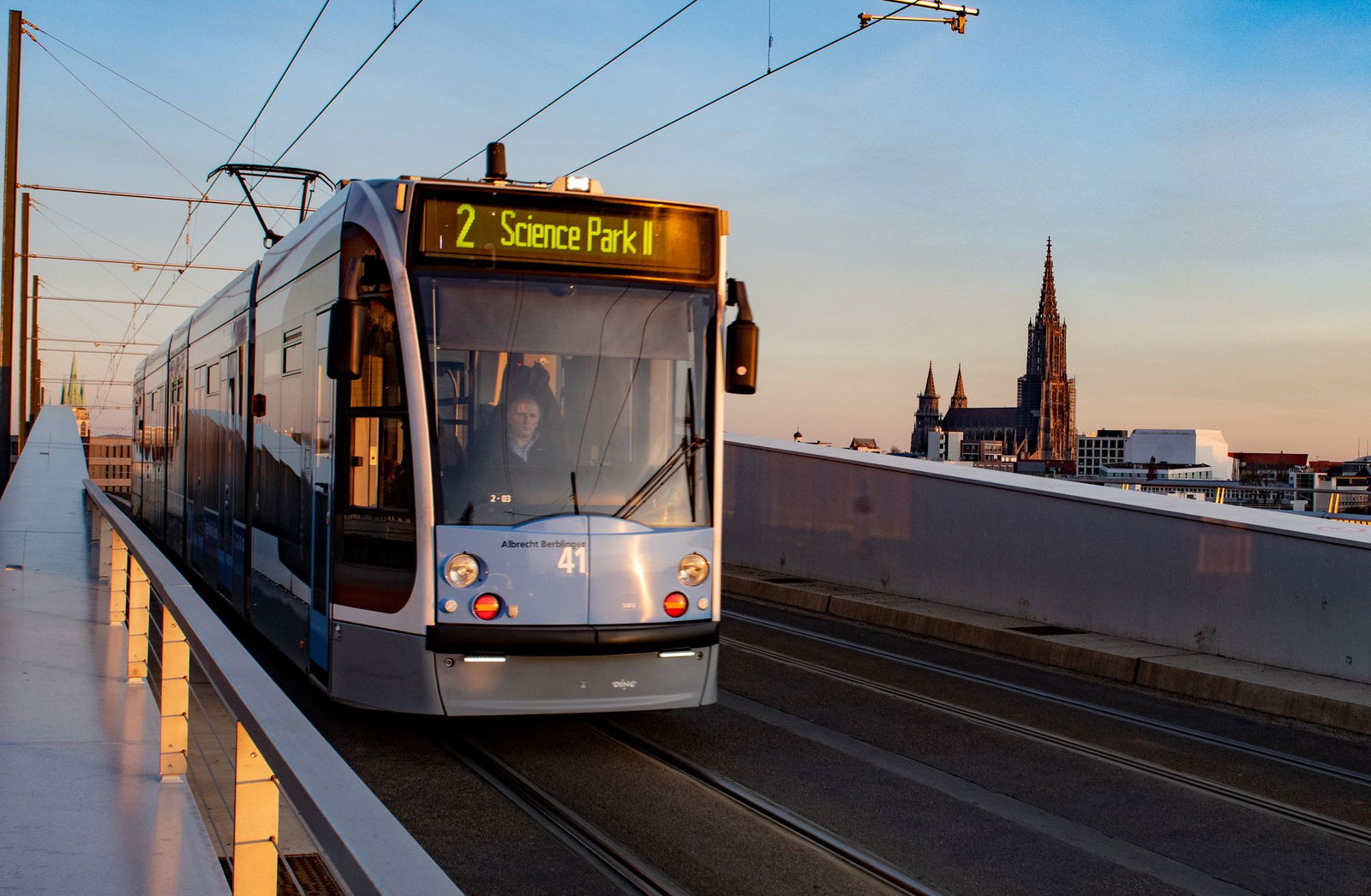 Das Mädchen wird bei dem Zusammenstoß mit der Straßenbahn verletzt. (Symbolbild)