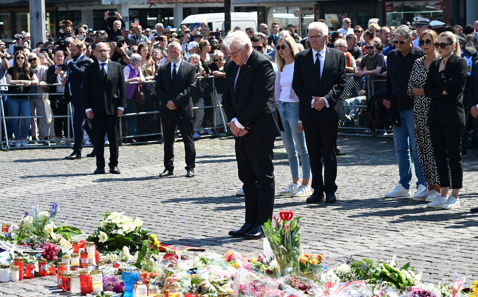 Bei der Gedenkfeier nach dem tödlichen Angriff auf dem Mannheimer Marktplatz kamen unter anderem Bundespräsident Frank-Walter Steinmeier sowie Mitglieder der Familie des getöteten Polizisten Rouven Laur. (Archivbild)