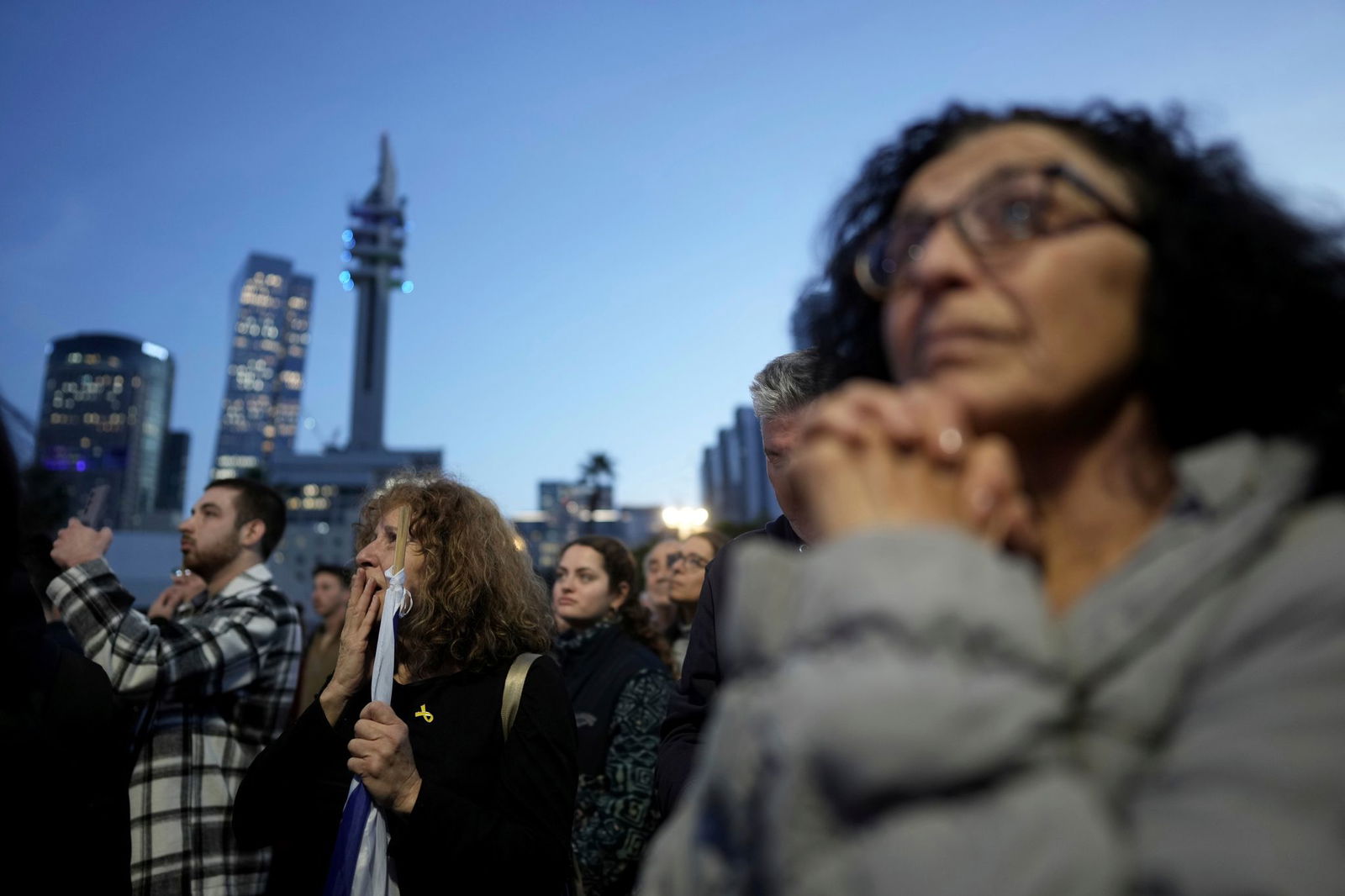 Angehörige und Freunde von Israelis, die im Gazastreifen gefangen gehalten wurden, während einer früheren Geiselfreilassung. Die Hamas hat die Namen drei weiterer am Samstag freizulassender israelischer Geiseln übermittelt. (Archivbild)