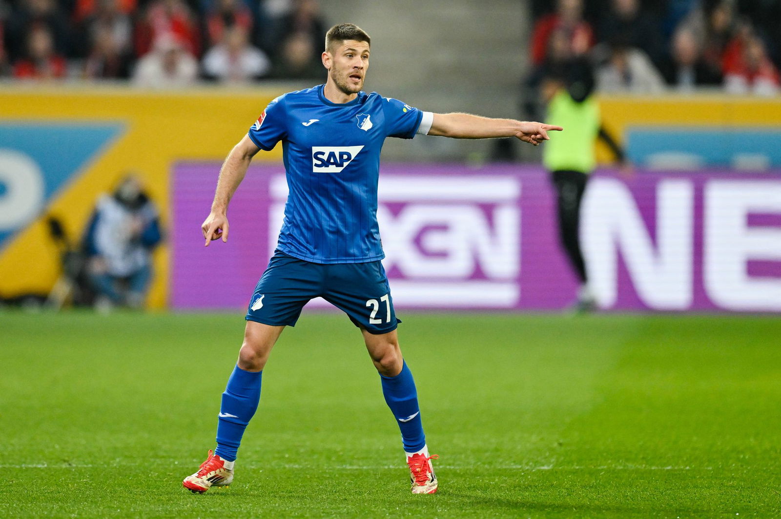 Hoffenheims Andrej Kramaric zeigt vergebens die Richtung an 
