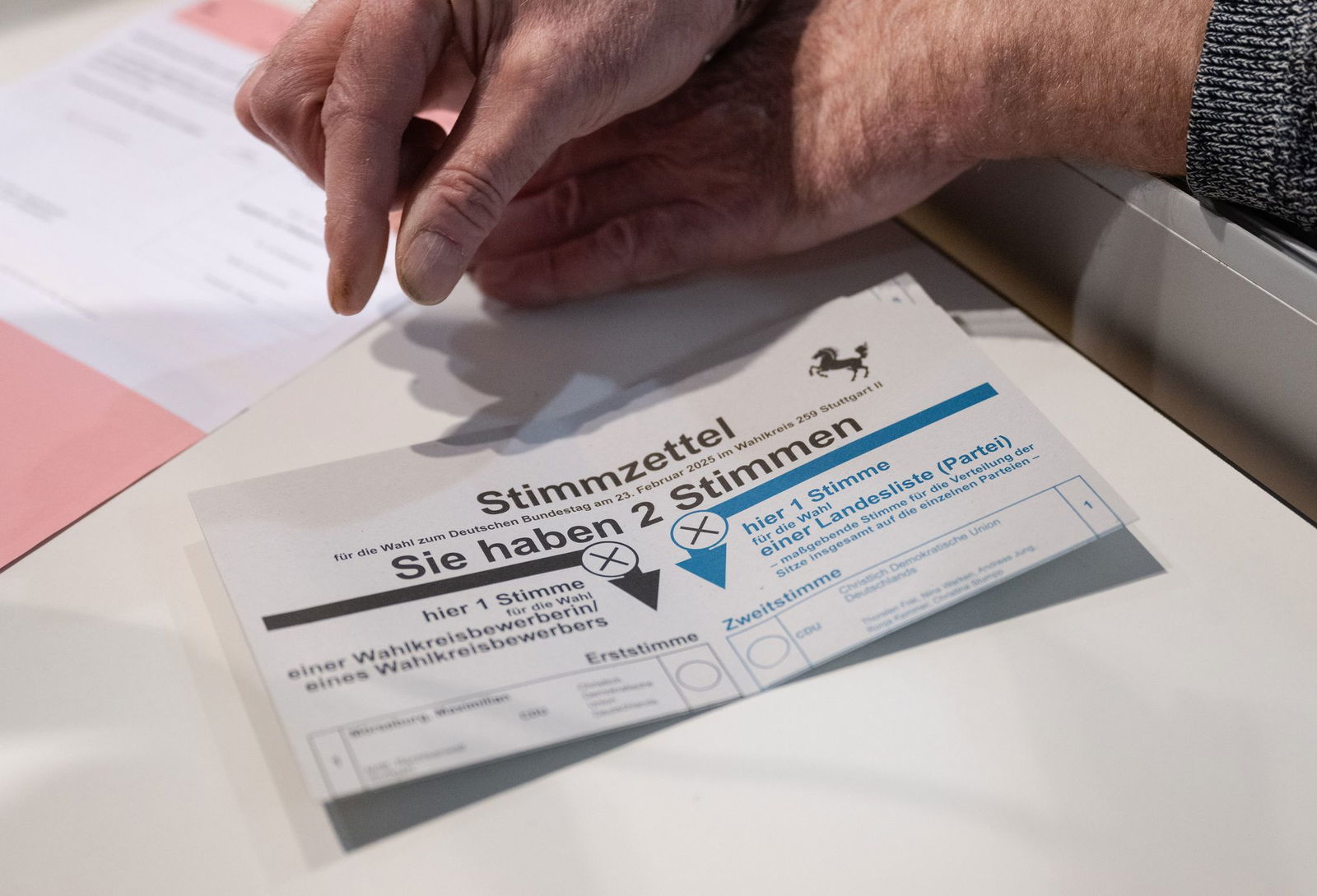 Wählerinnen und Wähler erhalten einen Wahlschein, einen amtlichen Stimmzettel, einen Stimmzettelumschlag und einen roten Wahlbriefumschlag sowie ein Merkblatt. (Symbolbild)