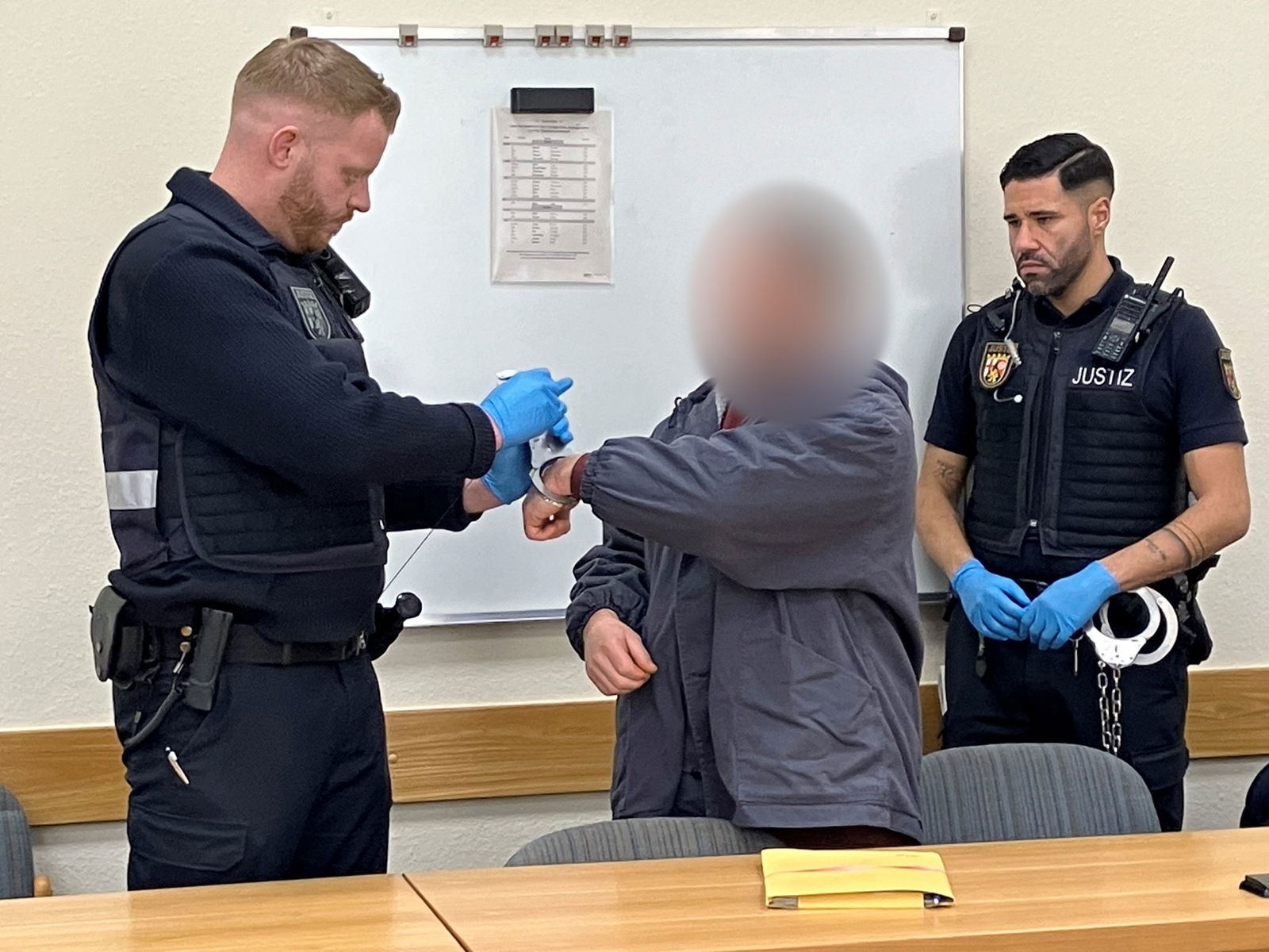 Angeklagter (M.) und Entflohener kennen sich aus gemeinsamer Haft. (Archivbild)