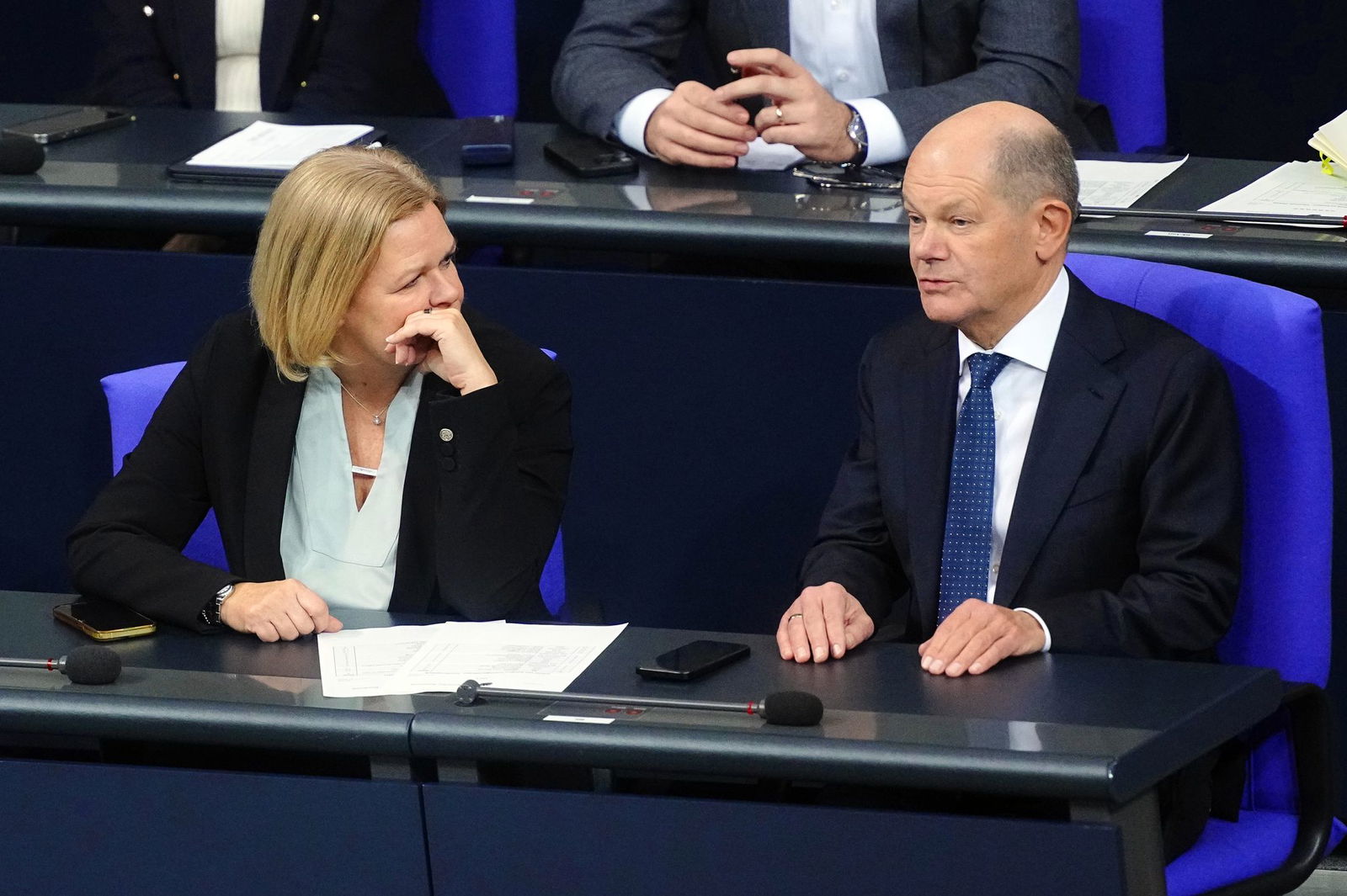 Kanzler Scholz und Innenministerin Faeser wollen illegale Einreisen erschweren. (Archivbild)