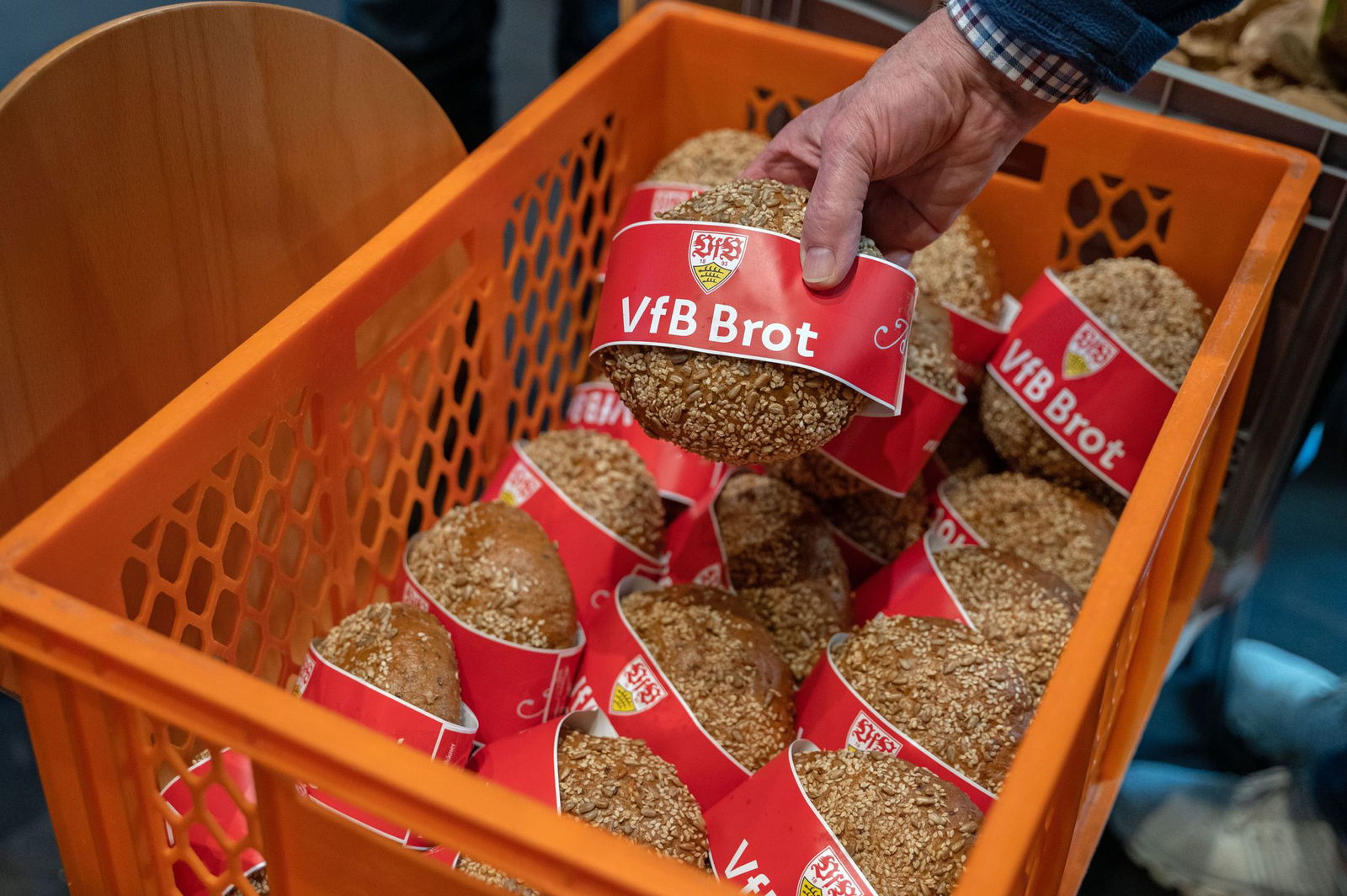 Der VfB Stuttgart spendete in der Stuttgarter Vesperkirche auch Brot für Arme und Bedürftige.