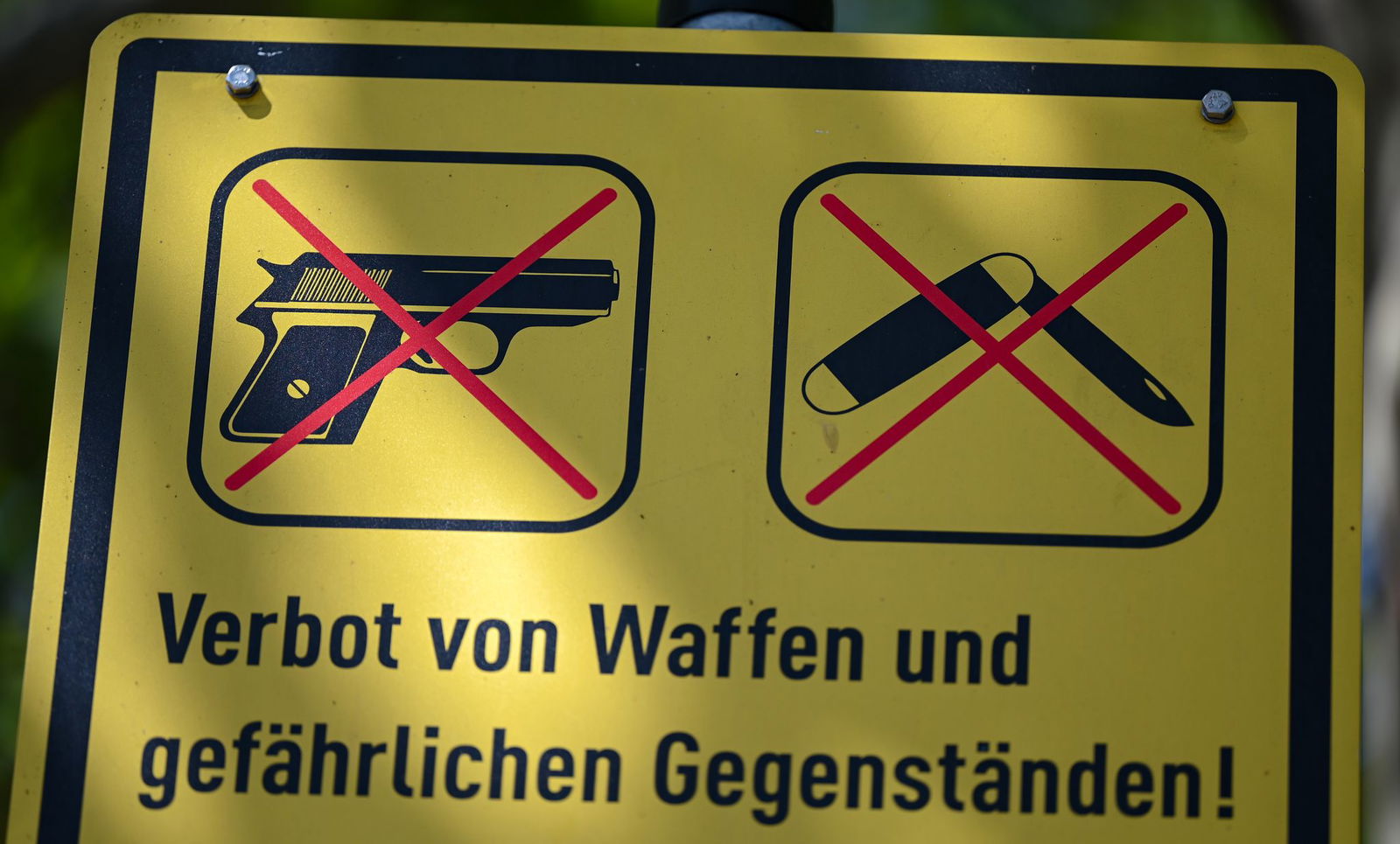 Waffenverbotszonen wird es im Saarland in Saarbrücken und in Neunkirchen geben. (Archivbild)