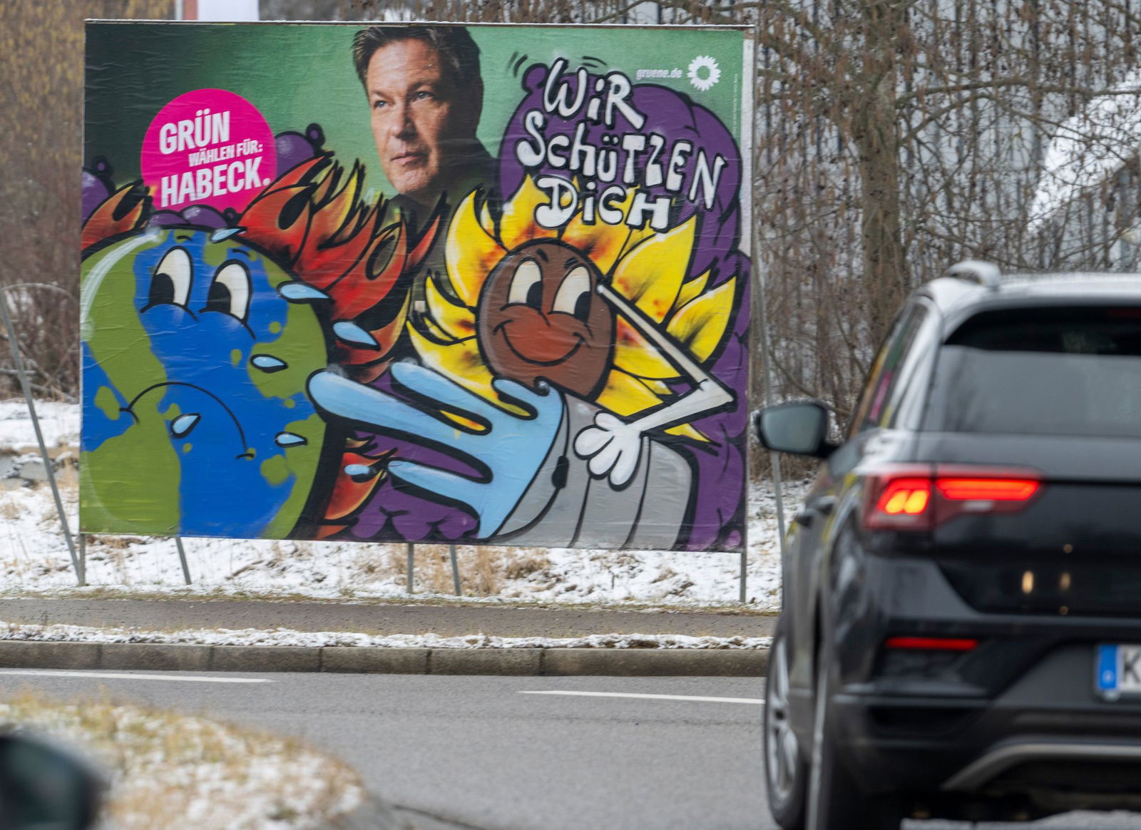 Im Auftrag der Grünen werden im Allgäu beschädigte Wahlplakate von einem Künstler neu gestaltet.