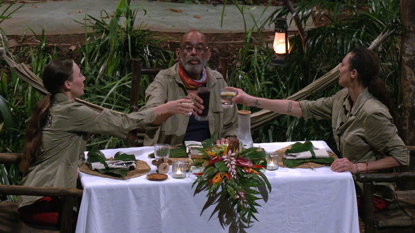 Die Finalisten stießen auf ihren Erfolg an.