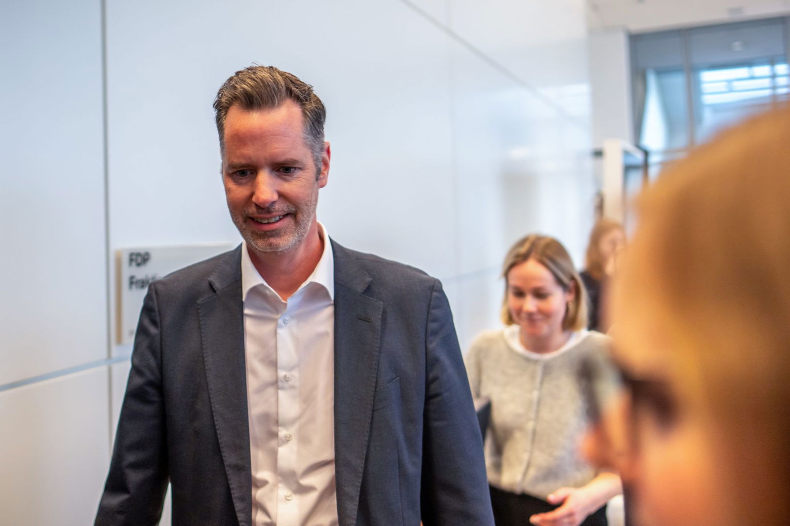 FDP-Fraktionschef Dürr huscht in die voraussichtlich letzte Fraktionssitzung seiner aus dem Bundestag geflogenen Partei.