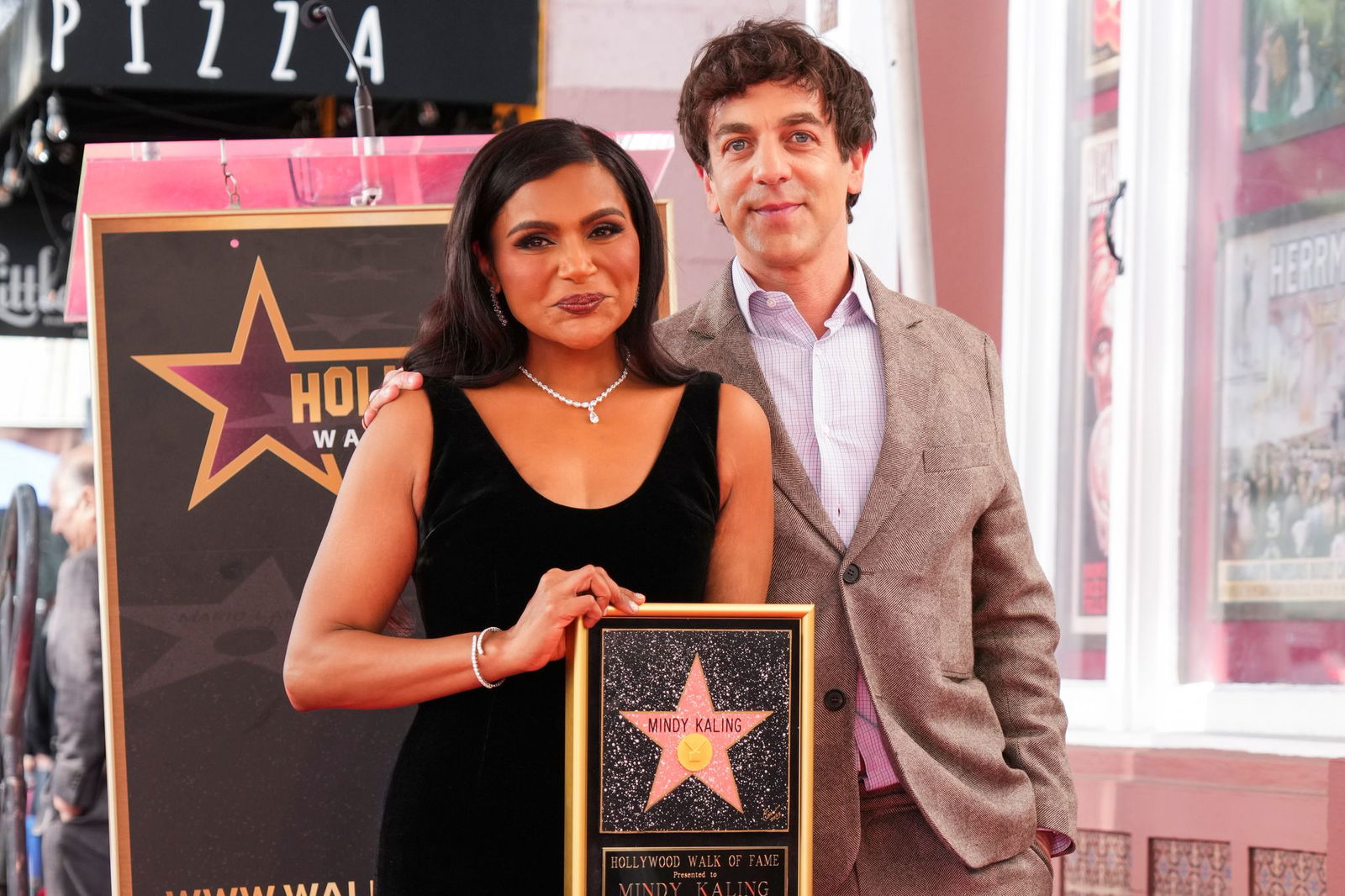 Das Multitalent Mindy Kaling wird in Hollywood mit einem Stern geehrt. Gastredner war B.J. Novak.