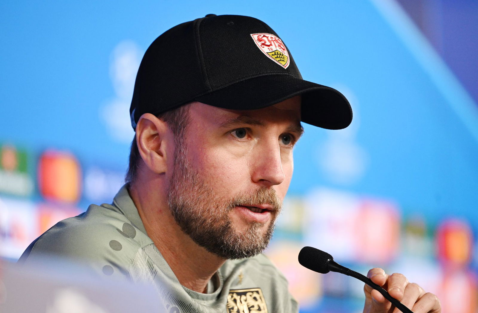 Sebastian Hoeneß bereitet seine Mannschaft auf das Heimspiel gegen den VfL Wolfsburg vor.