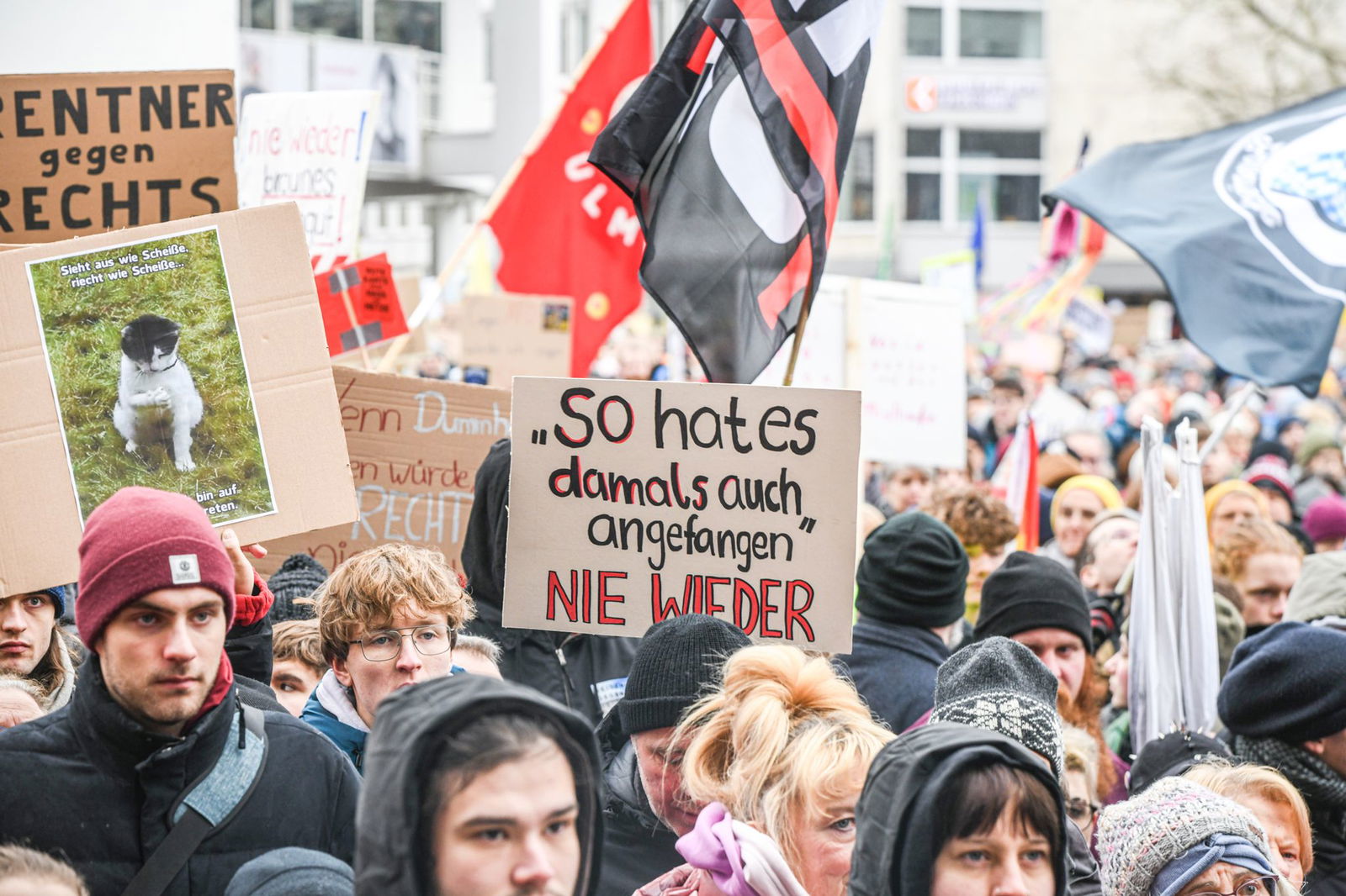 In Ulm gehen Demonstranten für die Demokratie auf die Straße.