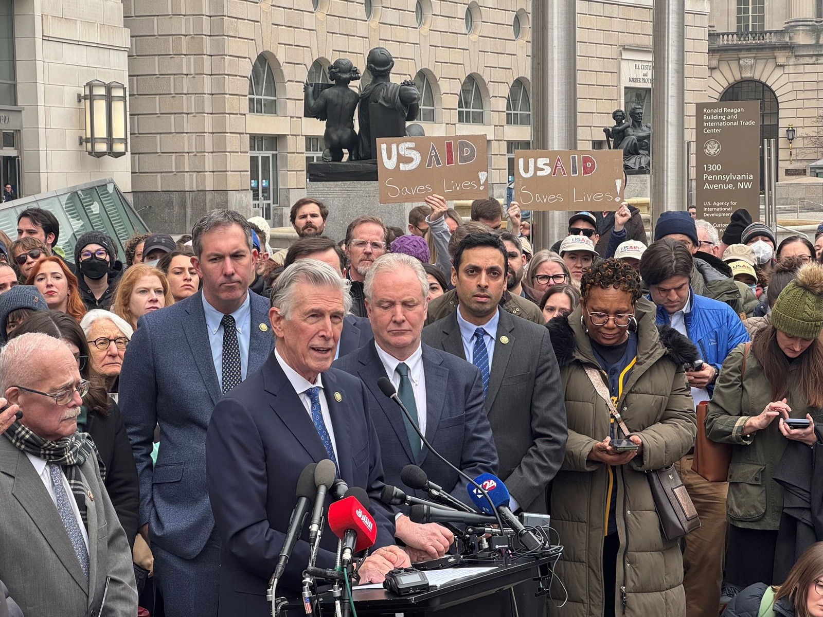 Diese demokratischen Kongressmitglieder durften nach eigener Aussage das USAID-Gebäude am Montag nicht betreten.