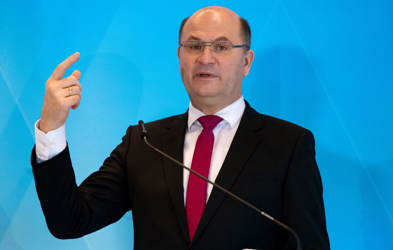 Für Bayerns Finanzminister Albert Füracker (CSU) zeigen die neuesten Zahlen, dass das bisherige System des Länderfinanzausgleichs nichts mehr mit Fairness zu tun hat. (Archivbild)