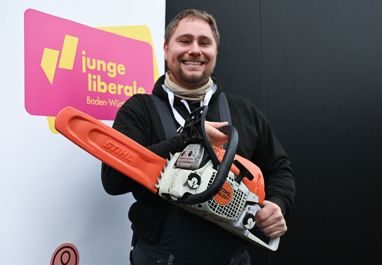 Mit der Kettensäge will Mark Hohensee, Landesvorsitzender der Jungen Liberalen, packt für den Bürokratieabbau symbolisch die Kettensäge aus. 