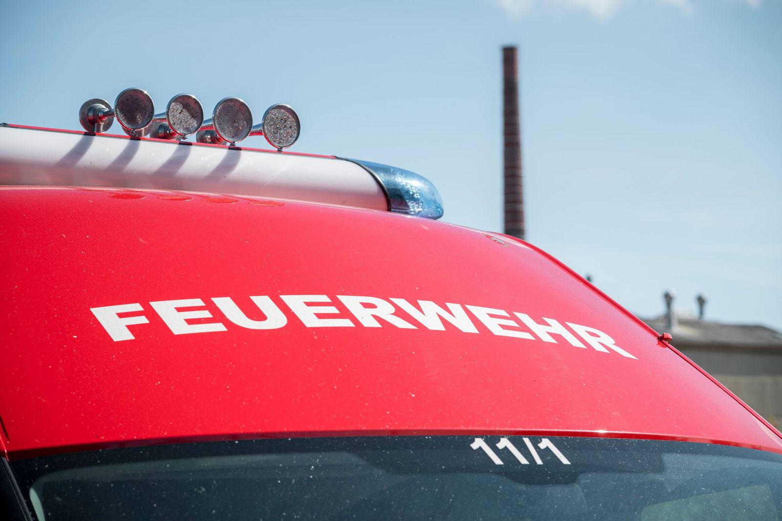 Feuerwehr und THW mussten anrücken, um beschädigte Gebäude zu sichern. (Symbolbild) 