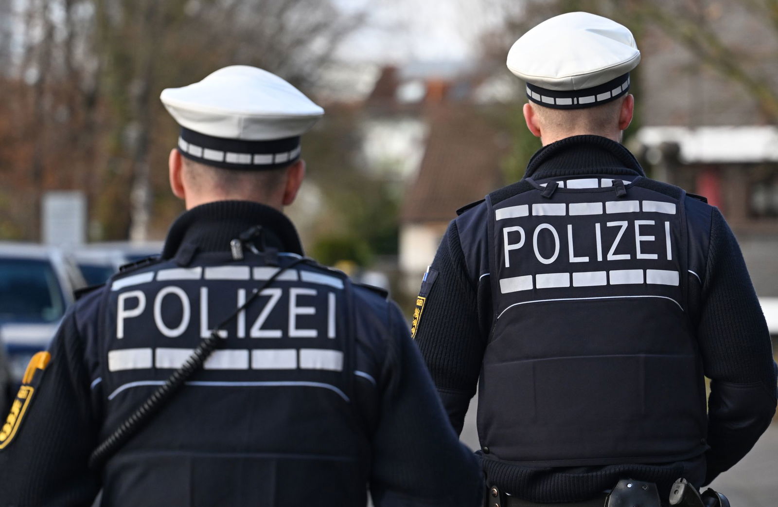 Zu einem Einsatz gerufen wurde die Polizei am Dienstag wegen zweier Jugendlicher mit einer Pistole. (Symbolbild)