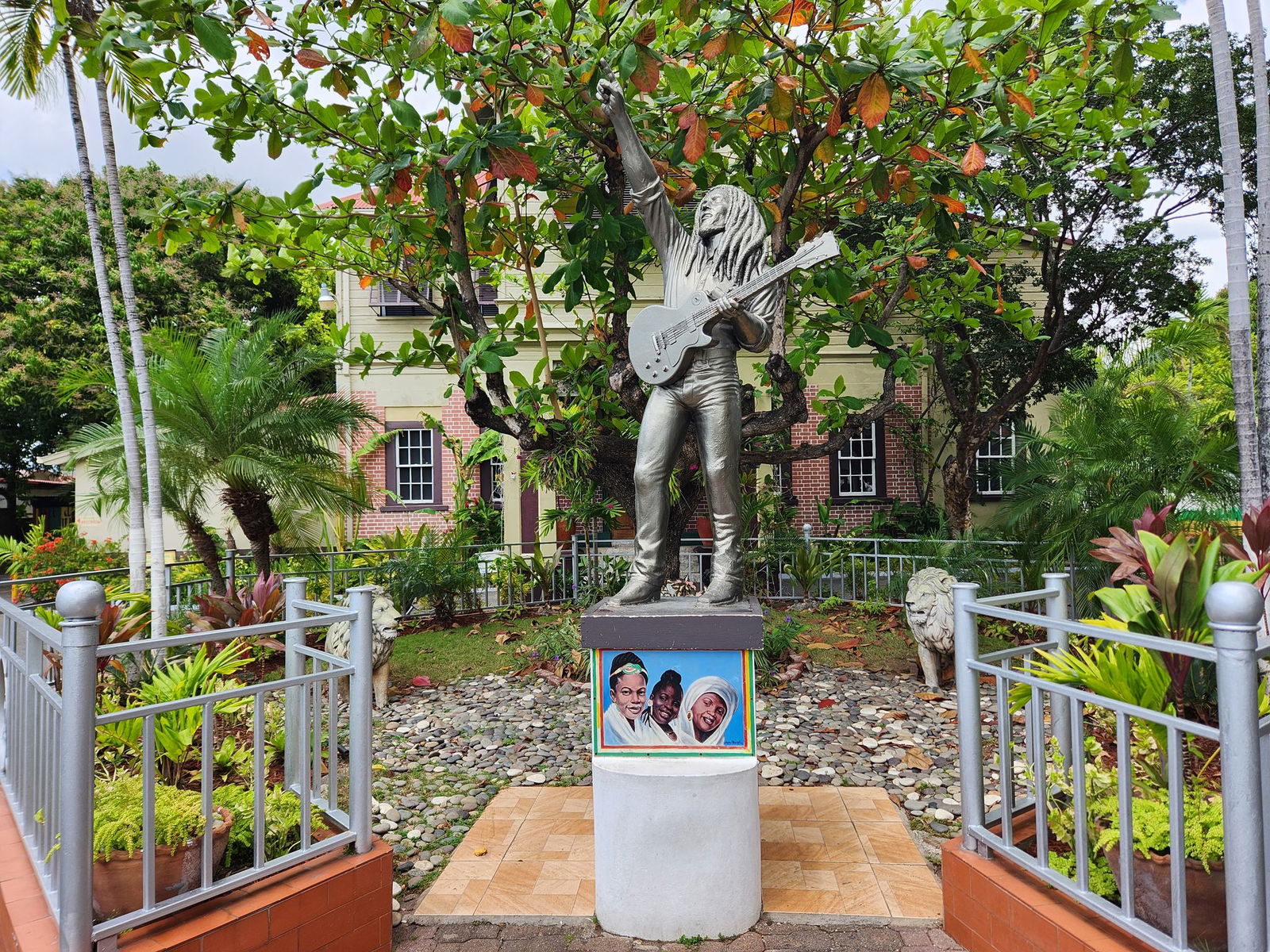 Eine Statue Bob Marleys steht vor seinem ehemaligen Haus auf Jamaika, das heute ein Museum ist. (Archivbild)