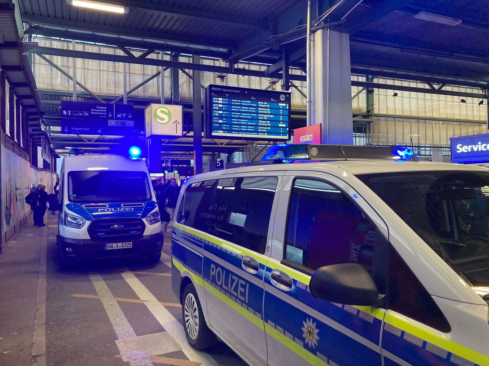 Mitten im Feierabendverkehr sperrt die Polizei den Stuttgarter Hauptbahnhof ab. 
