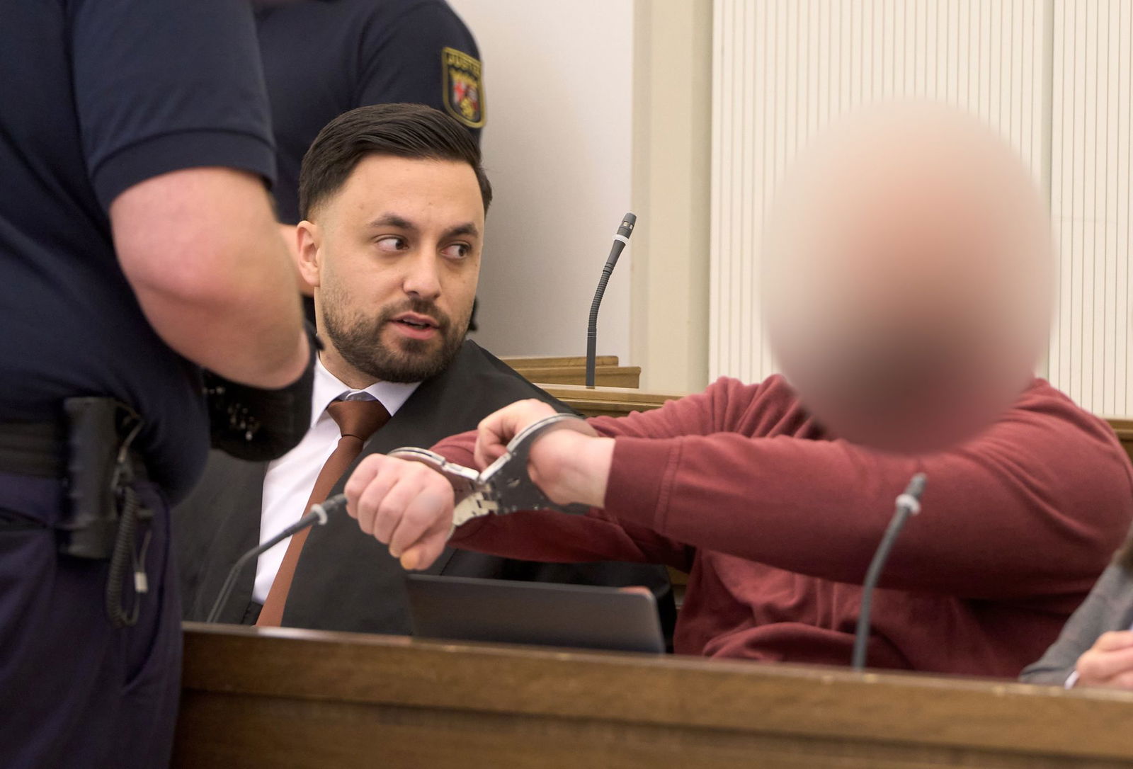 Der Angeklagte soll im September 2024 mit einer Machete in eine Polizeiwache in Linz gegangen sein. 