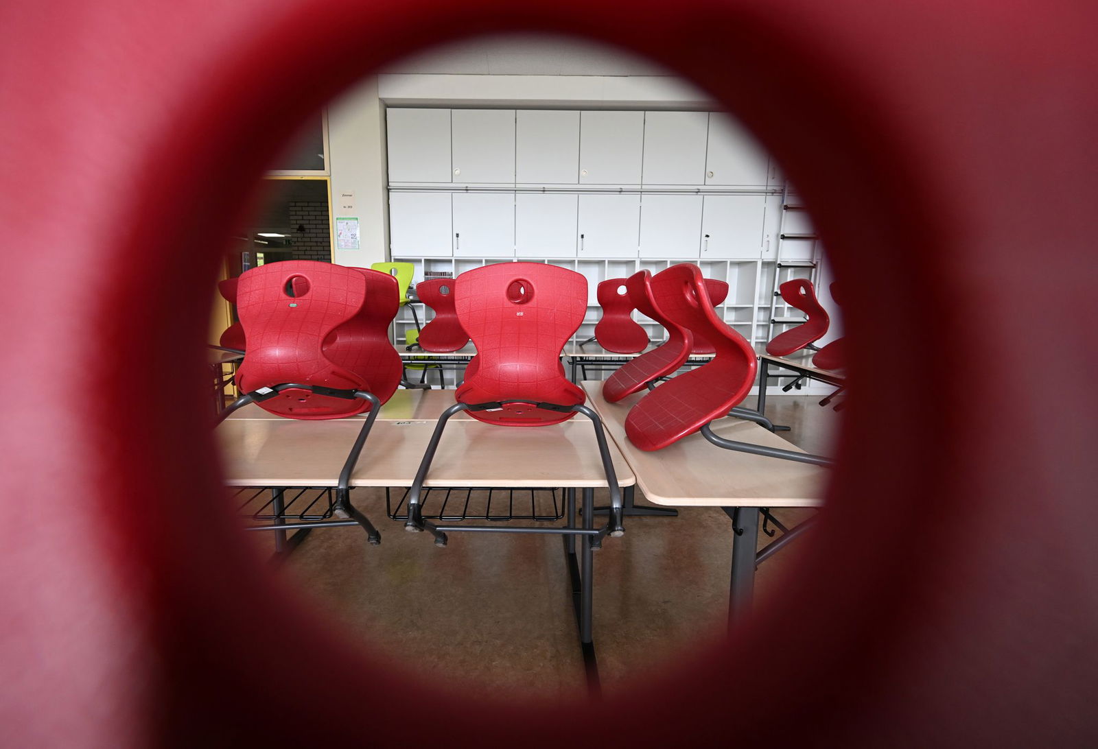 Im Südwesten hat einer Erhebung des Kultusministeriums zufolge mehr als jede zehnte Unterrichtsstunde in einer Woche im November nicht regulär stattgefunden. (Symbolbild)