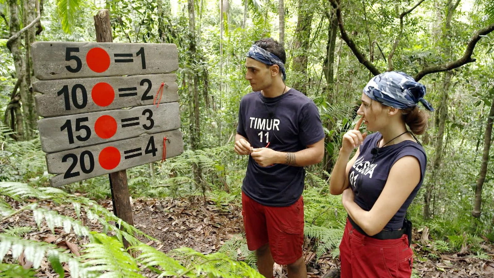 Bei der Schatzsuche stehen Alessia Herren und Timur Ülker vor einer kniffligen Herausforderung.