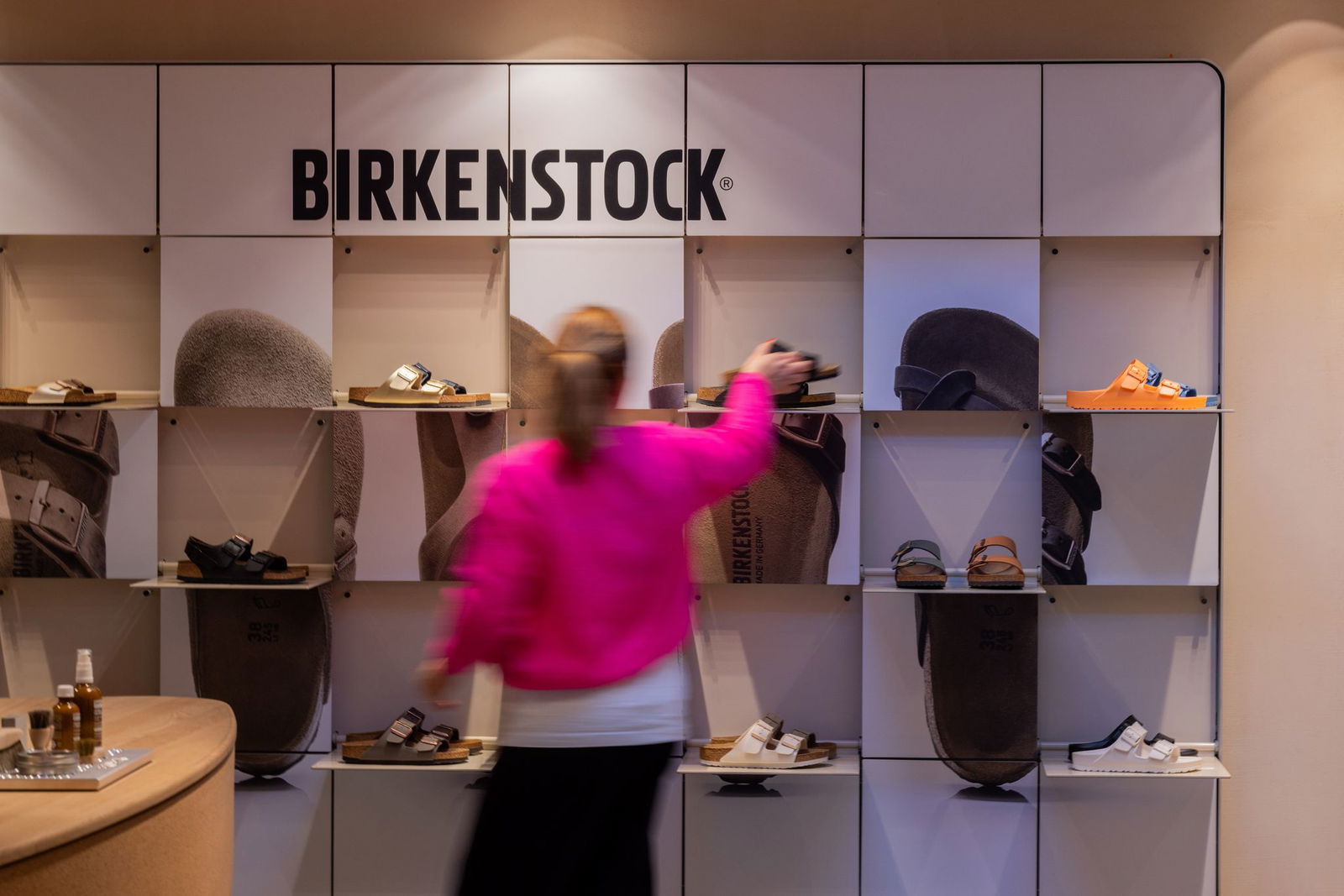Verschiedene Schuhe von Birkenstock stehen in Regalen in einer Filiale des Unternehmens. 