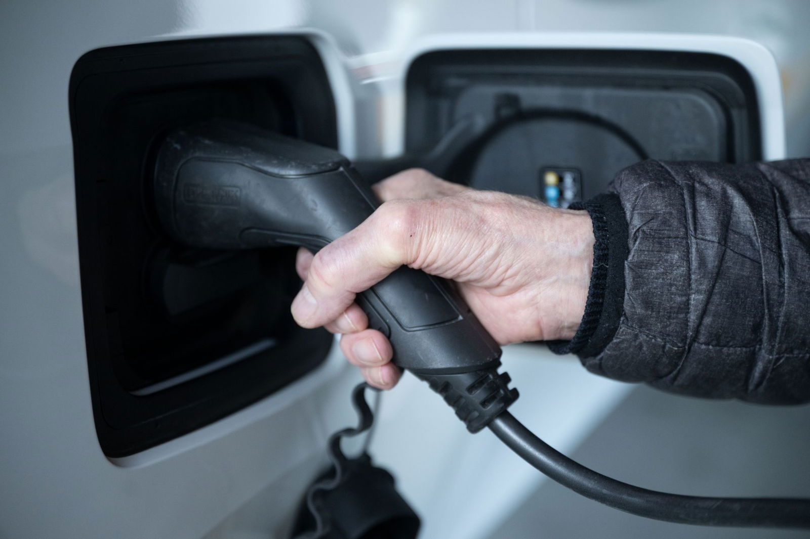 Götz findet, wer zu Hause einen Ladepunkt für sein E-Auto haben möchte, muss den auch selber bezahlen. (Archivbild)