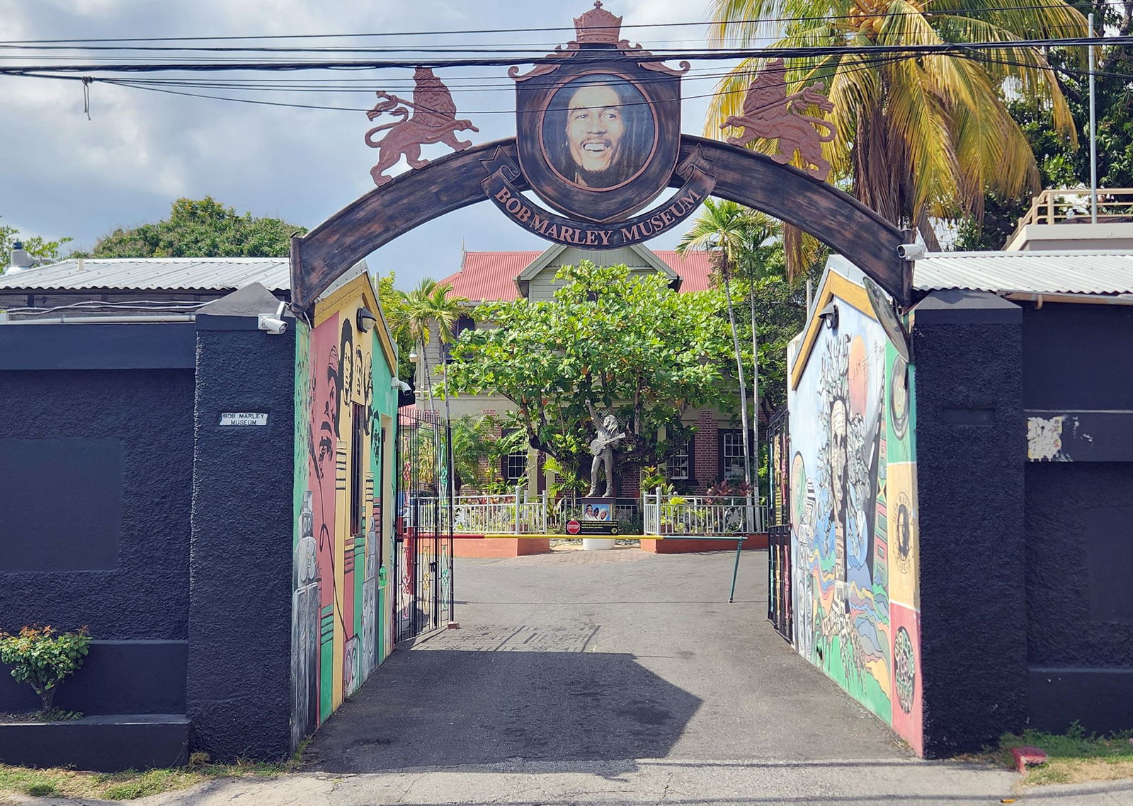Bob Marleys Konterfei ziert das Eingangstor zu seinem früheren Haus in Kingston, dem heutigen Bob Marley Museum. (Archivbild)