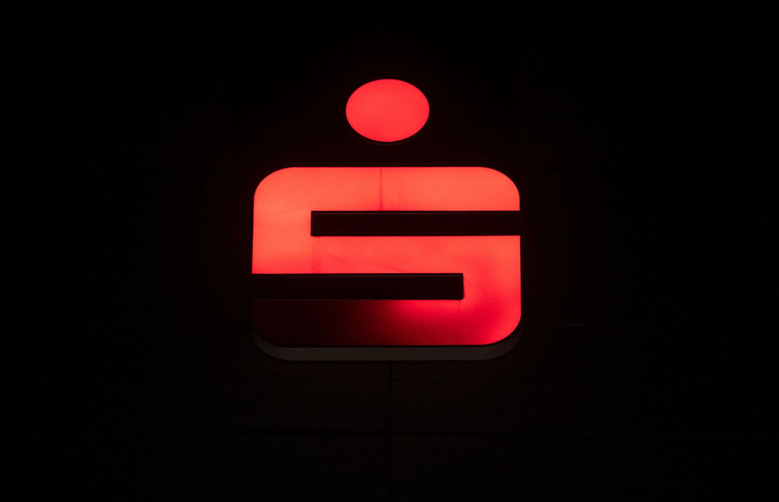 Die wirtschaftlichen Aussichten sind trüb - viele Sparkassen-Kunden im Südwesten sparen daher wieder mehr. (Symbolbild)