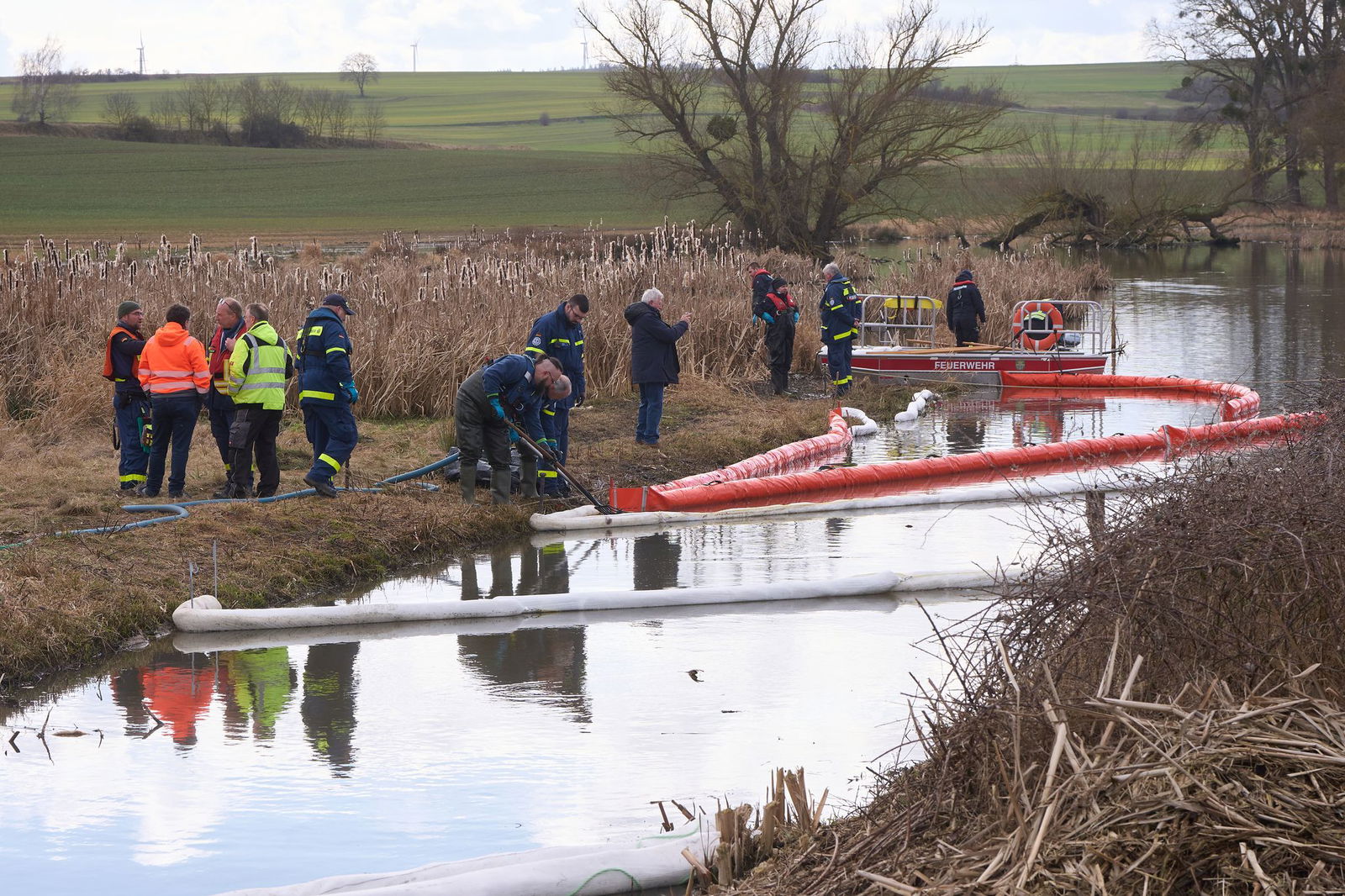 Feuerwehrleute und Kräfte des Technischen Hilfswerks (THW) sind vor Ort im Einsatz. 