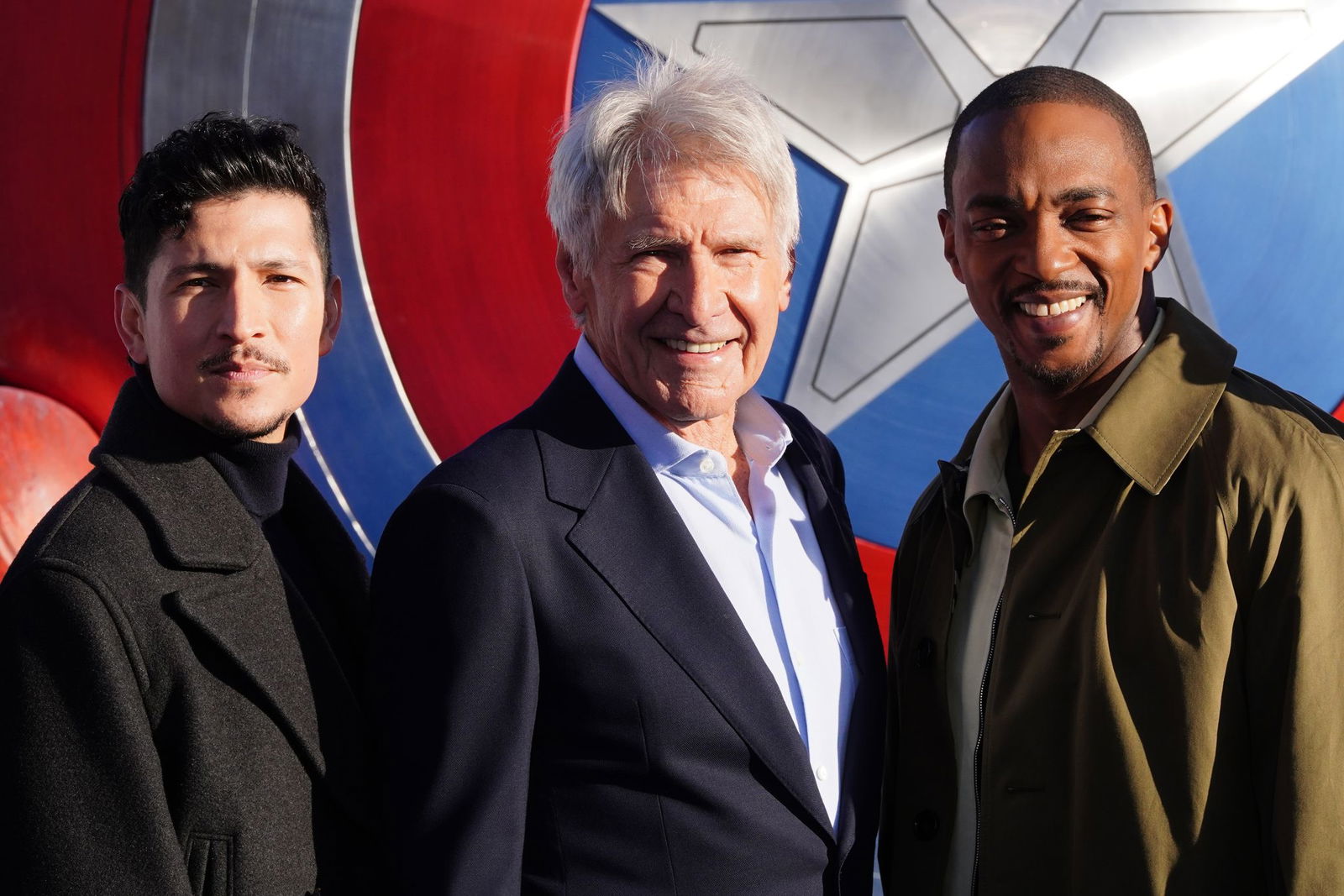 Danny Ramirez (l-r), Harrison Ford und Anthony Mackie (Archivbild).