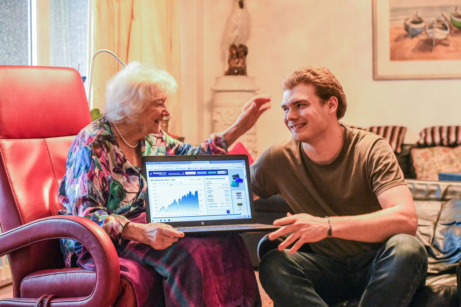 Hildegard Alf-Kopp (98) hat den Aktienkurs immer im Blick - ihr Wissen gibt sie auch an Ihre Enkel weiter. 