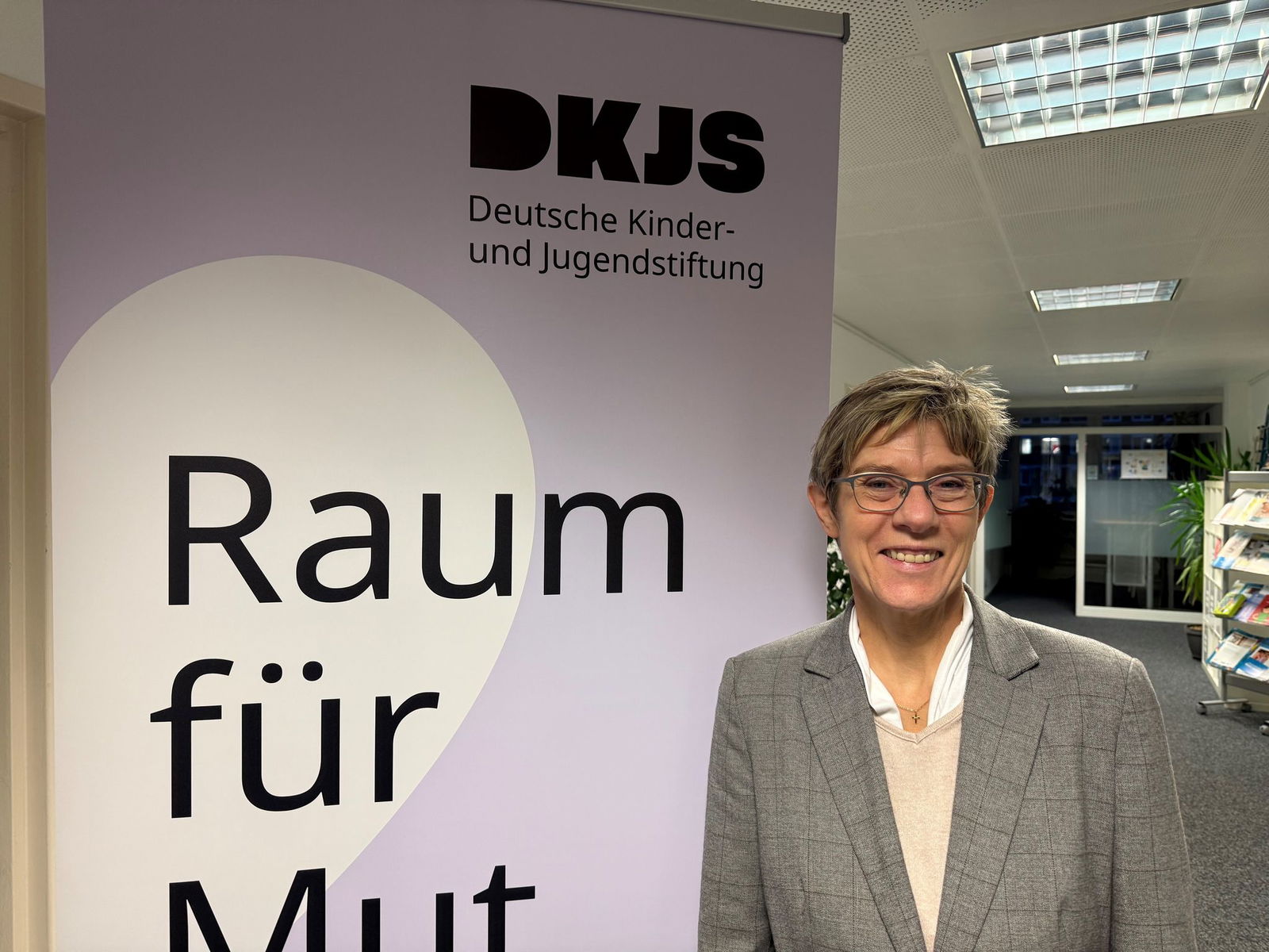 Kramp-Karrenbauer verfolgt nach wie vor die aktuelle Politik.