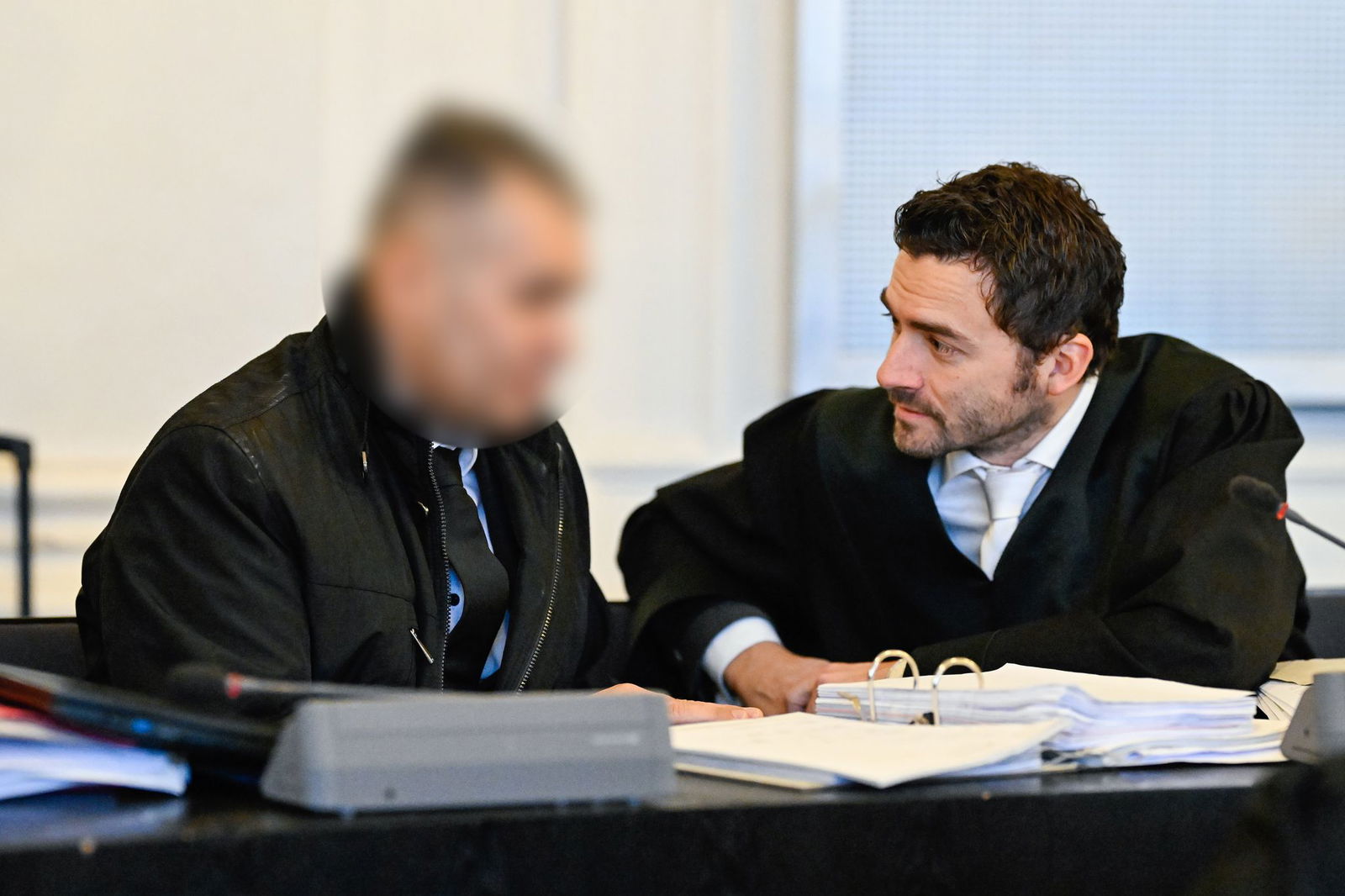 Der Angeklagte spricht im Verhandlungssaal mit seinem Anwalt. (Archivbild)