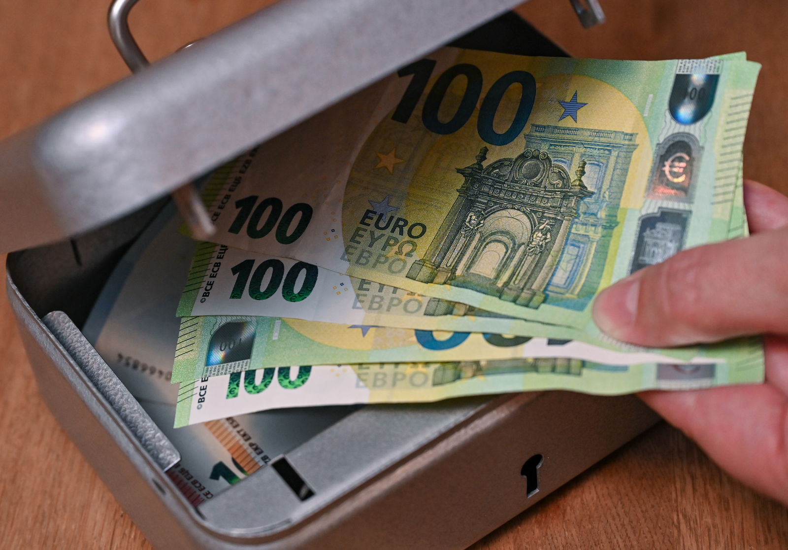 Geldscheine in einer Geldkassette